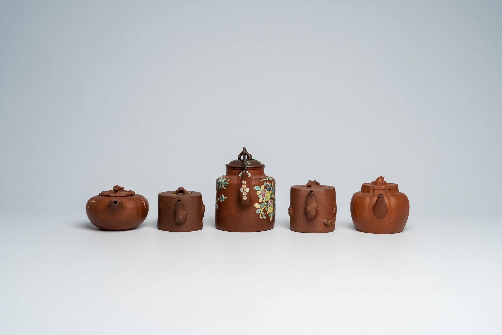 Five Chinese Yixing stoneware teapots and covers with floral and relief design, 19th/20th C. - Bild 4 aus 9