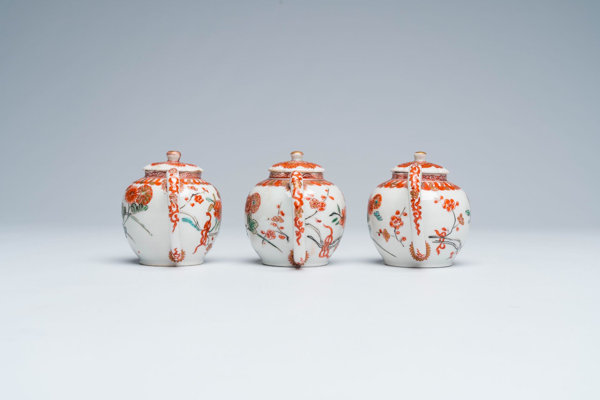 Three Japanese Kakiemon style teapots and covers with floral design, Edo, late 17th C. - Image 5 of 7