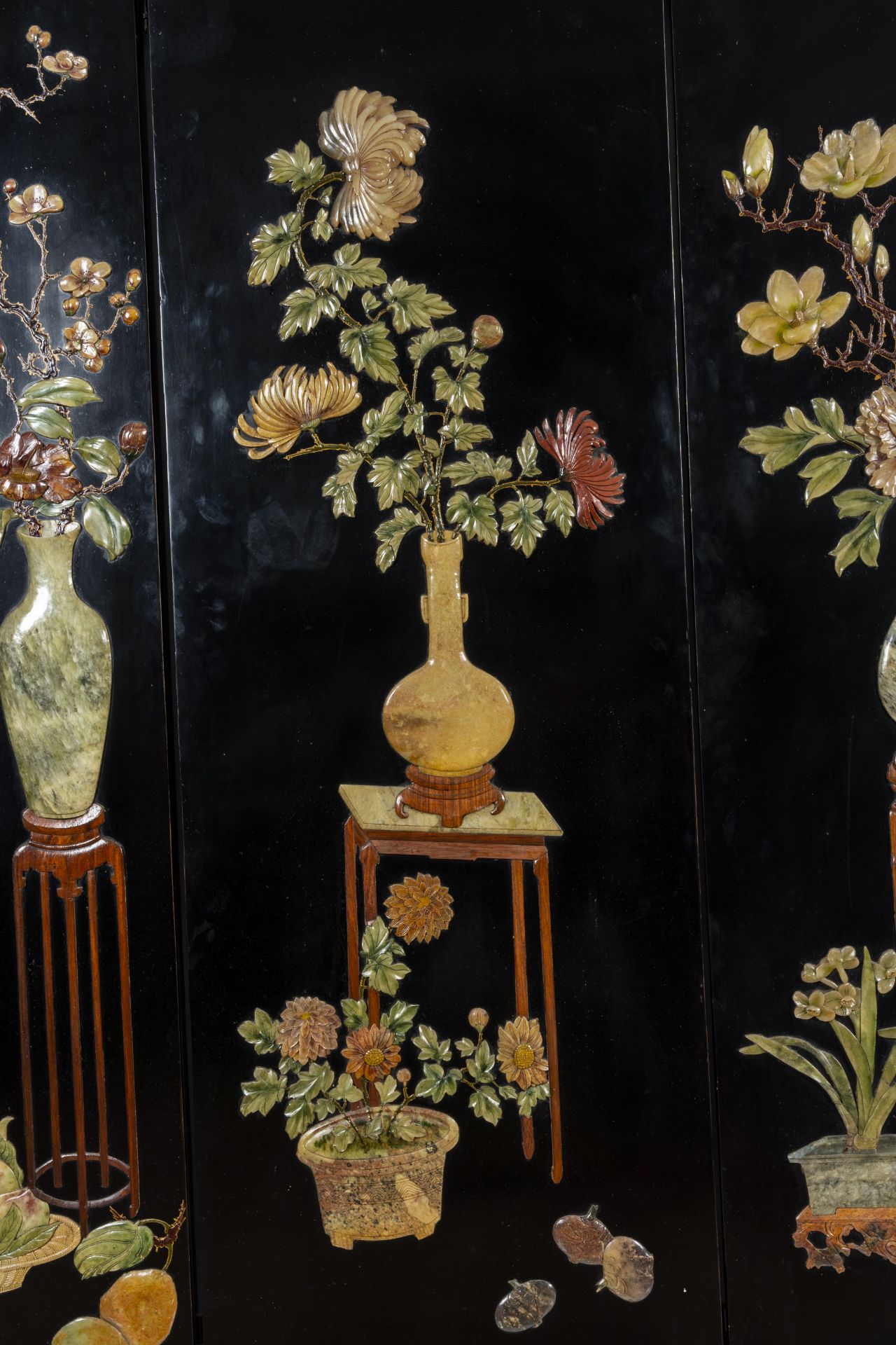A Chinese four-panel room divider in precious stone-embellished lacquered wood, 20th C. - Image 2 of 9