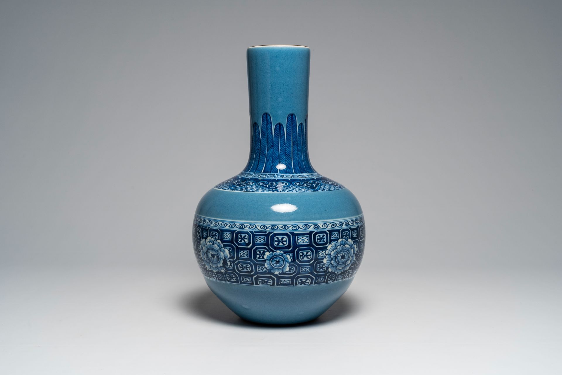 A Chinese lavender blue ground blue and white 'tianqiu ping' vase, Qianlong mark, 19th/20th C. - Image 2 of 6