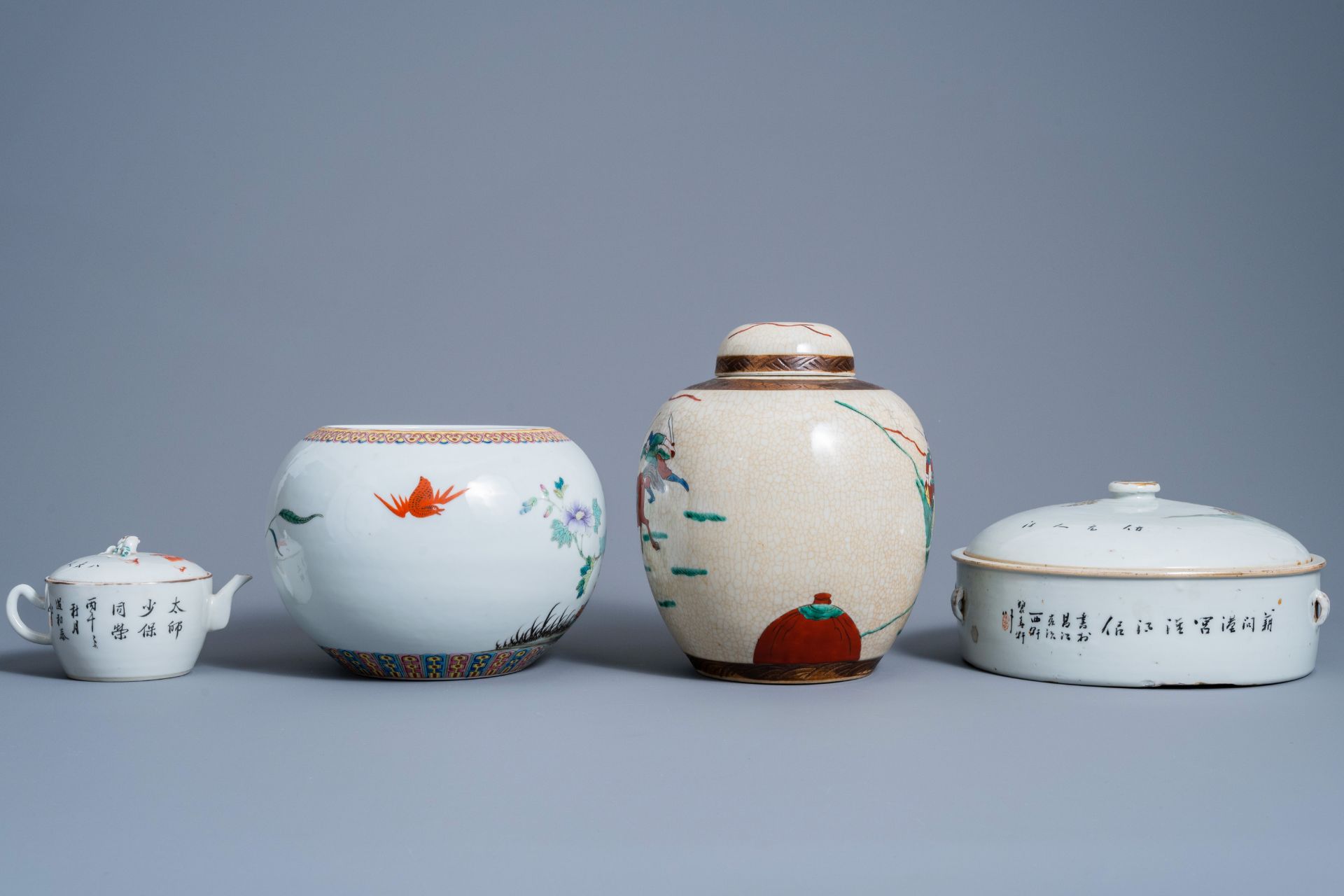 A varied collection of Chinese polychrome porcelain, 19th/20th C. - Image 4 of 9