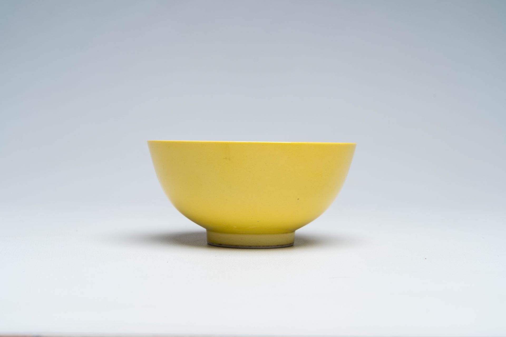 A Chinese monochrome yellow bowl, Qianlong mark, 19th/20th C. - Image 3 of 7