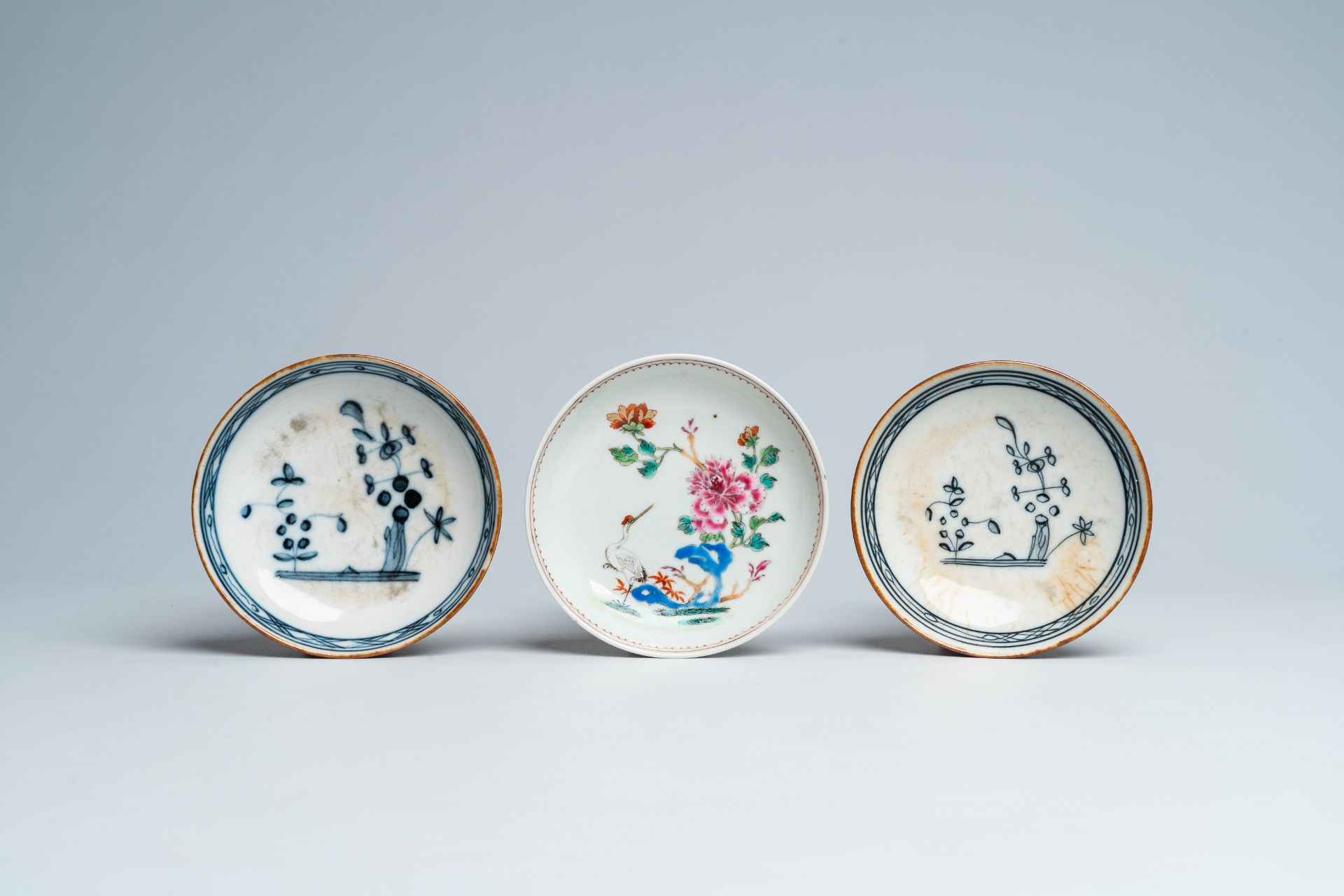 A varied collection of Chinese famille rose and blue and white porcelain, 18th/19th C. - Image 2 of 14