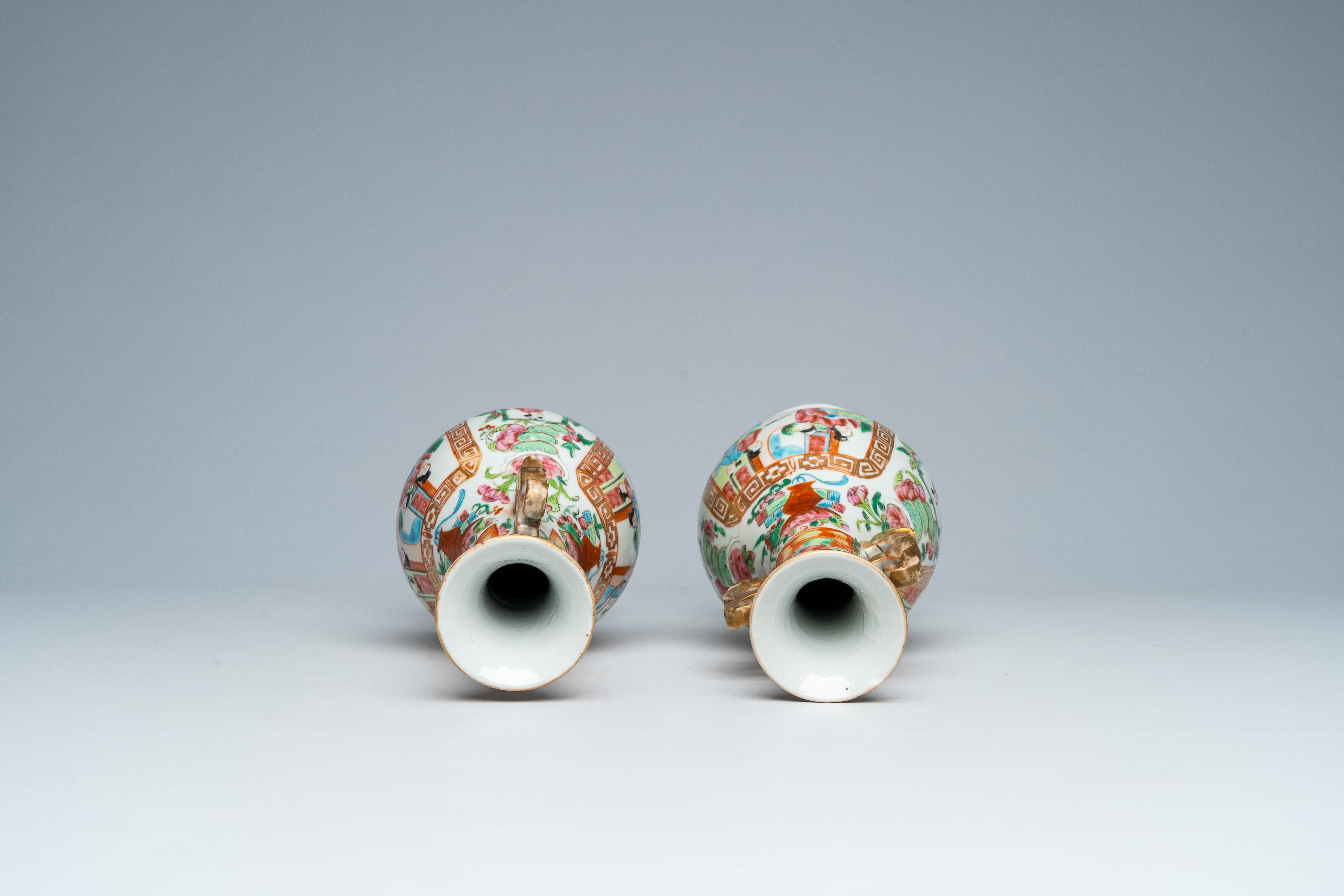 A pair of Chinese Canton famille rose vases and with palace scenes and floral design, 19th C. - Bild 5 aus 6