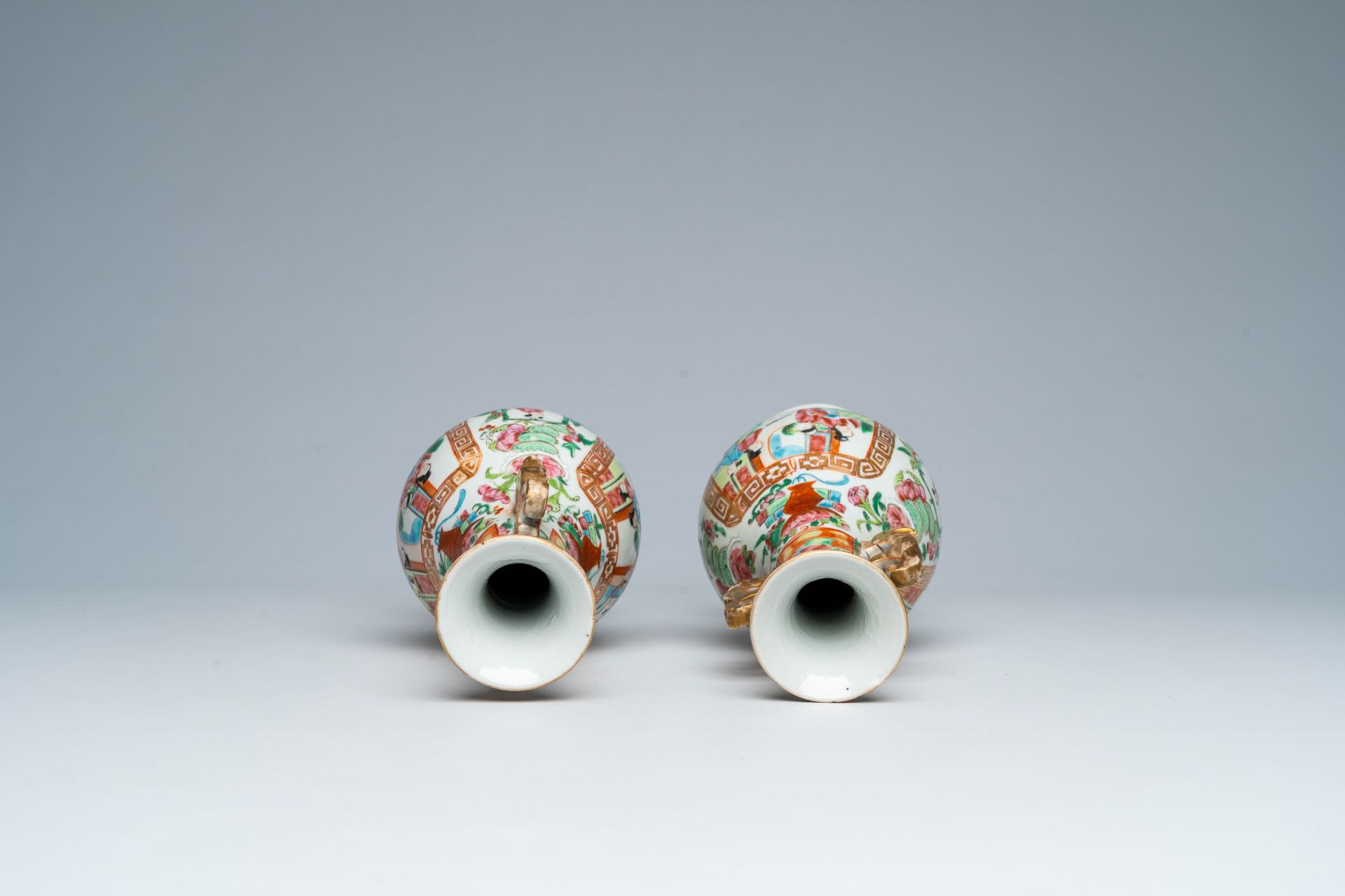 A pair of Chinese Canton famille rose vases and with palace scenes and floral design, 19th C. - Image 5 of 6