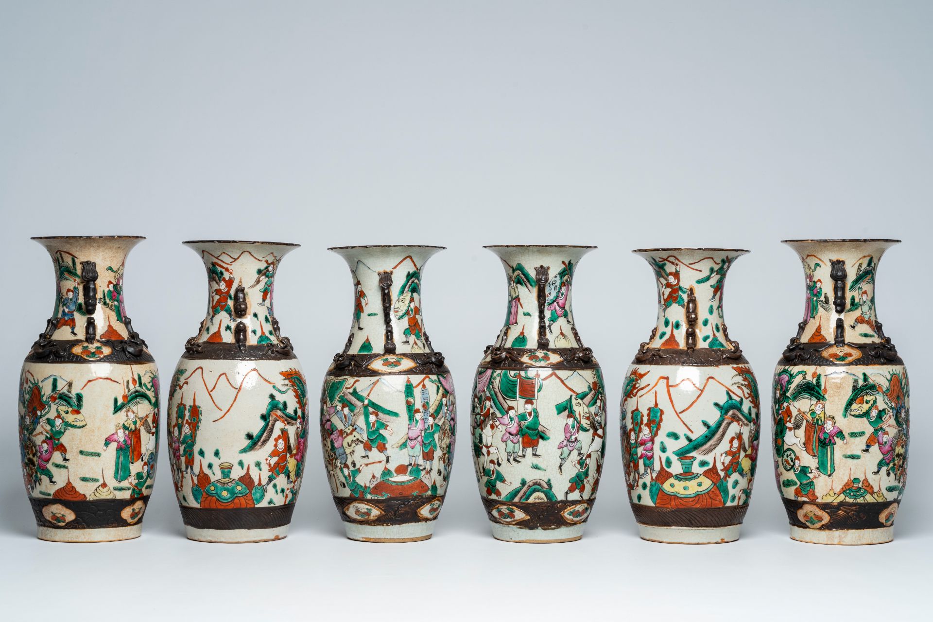 Six Chinese Nanking crackle glazed famille rose 'warrior' vases, 19th/20th C. - Bild 3 aus 7