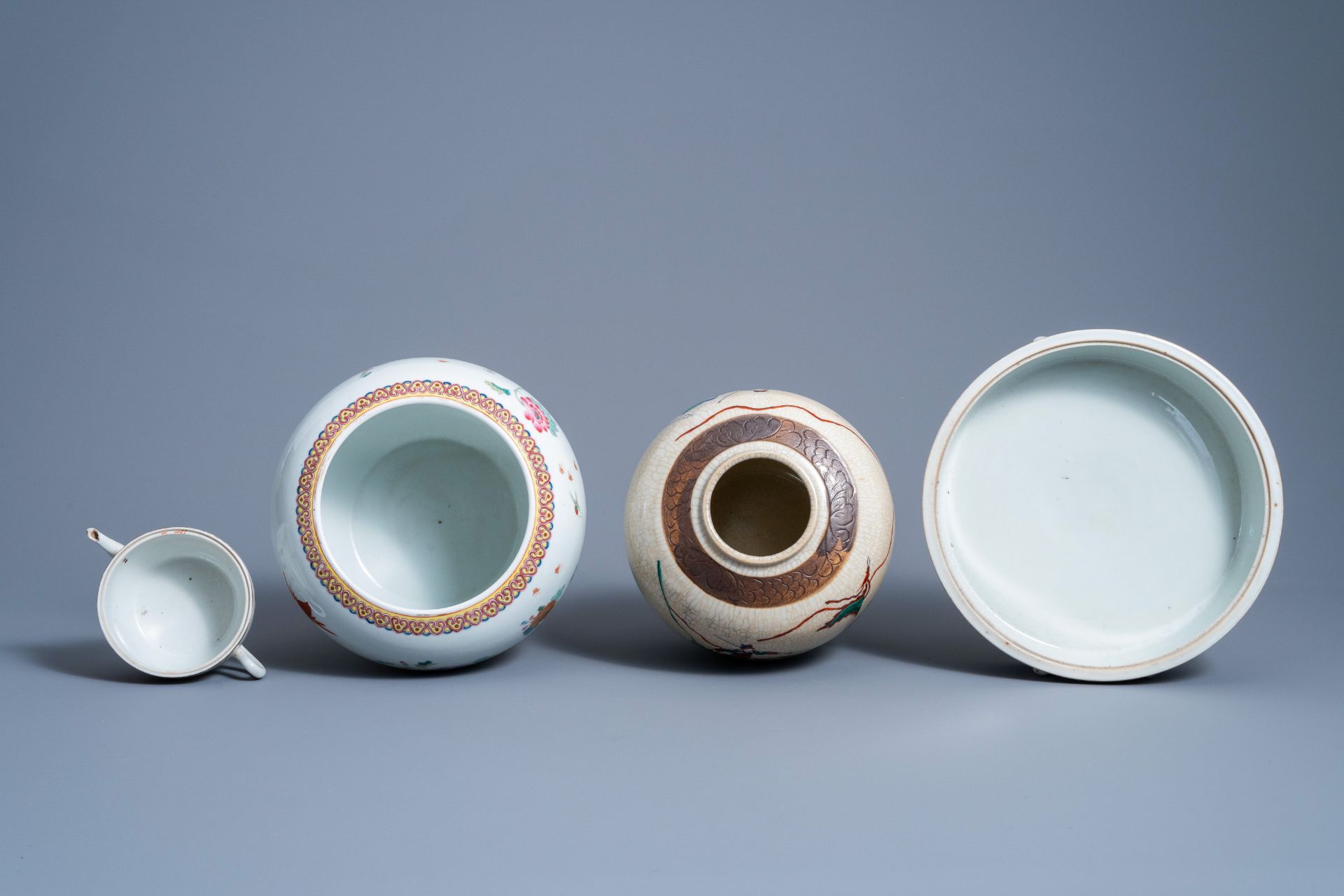 A varied collection of Chinese polychrome porcelain, 19th/20th C. - Image 6 of 9