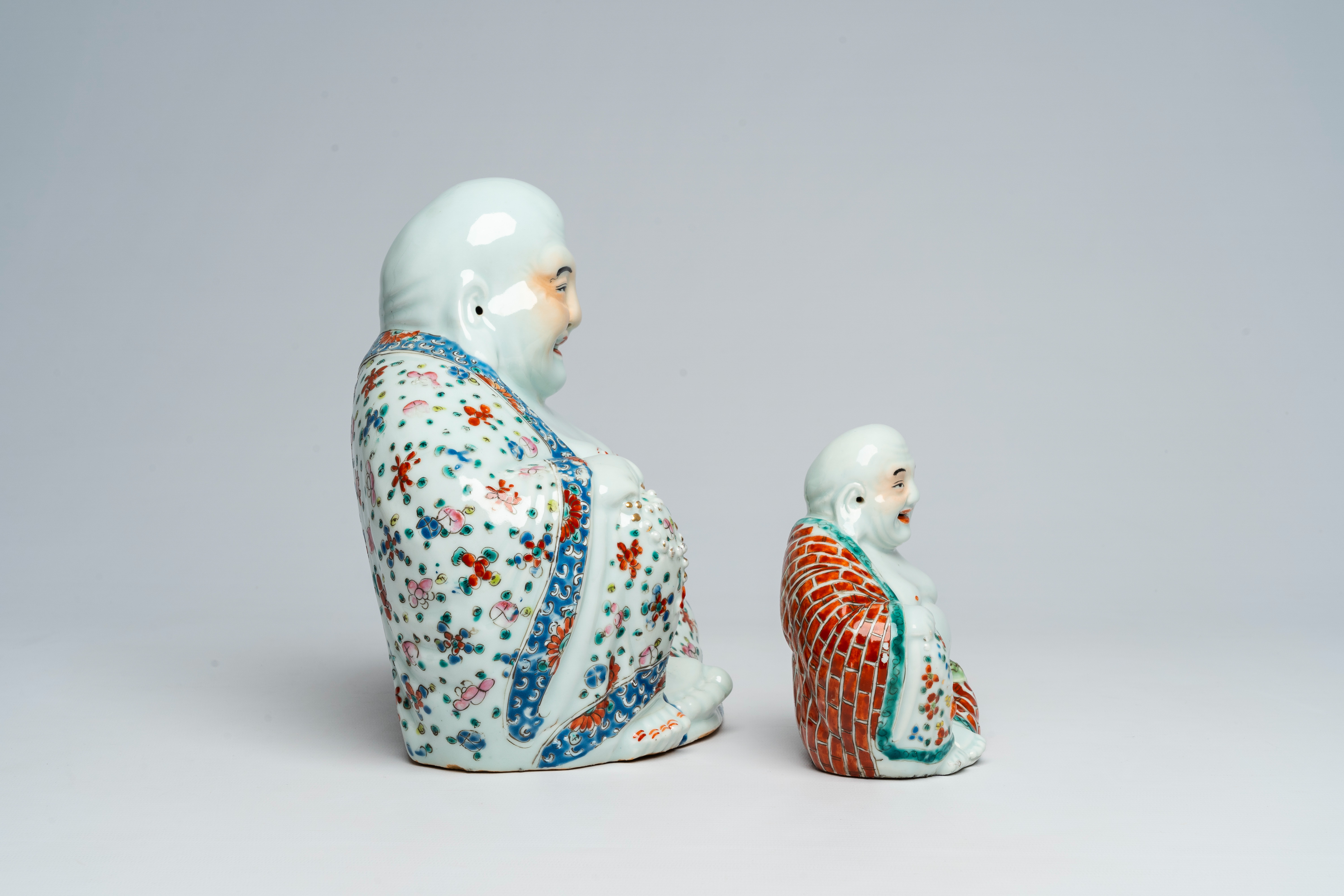 Two Chinese famille rose figures of Buddha, 19th/20th C. - Bild 5 aus 7