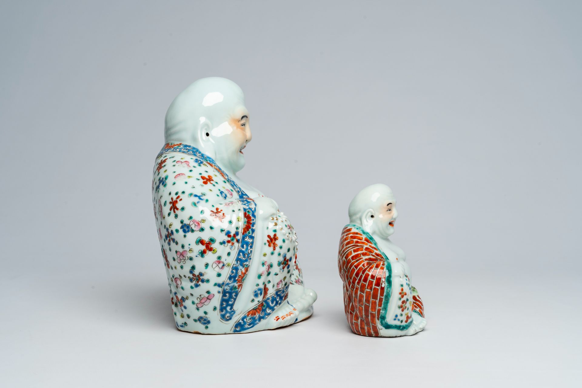 Two Chinese famille rose figures of Buddha, 19th/20th C. - Image 5 of 7