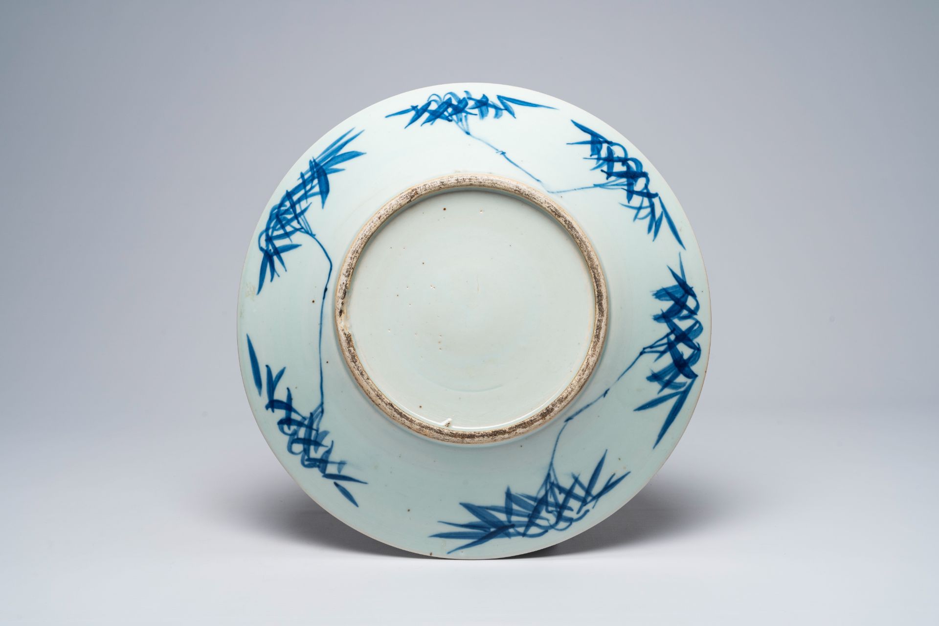 Two Chinese blue and white chargers with a landscape and antiquities, 19th C. - Image 5 of 5