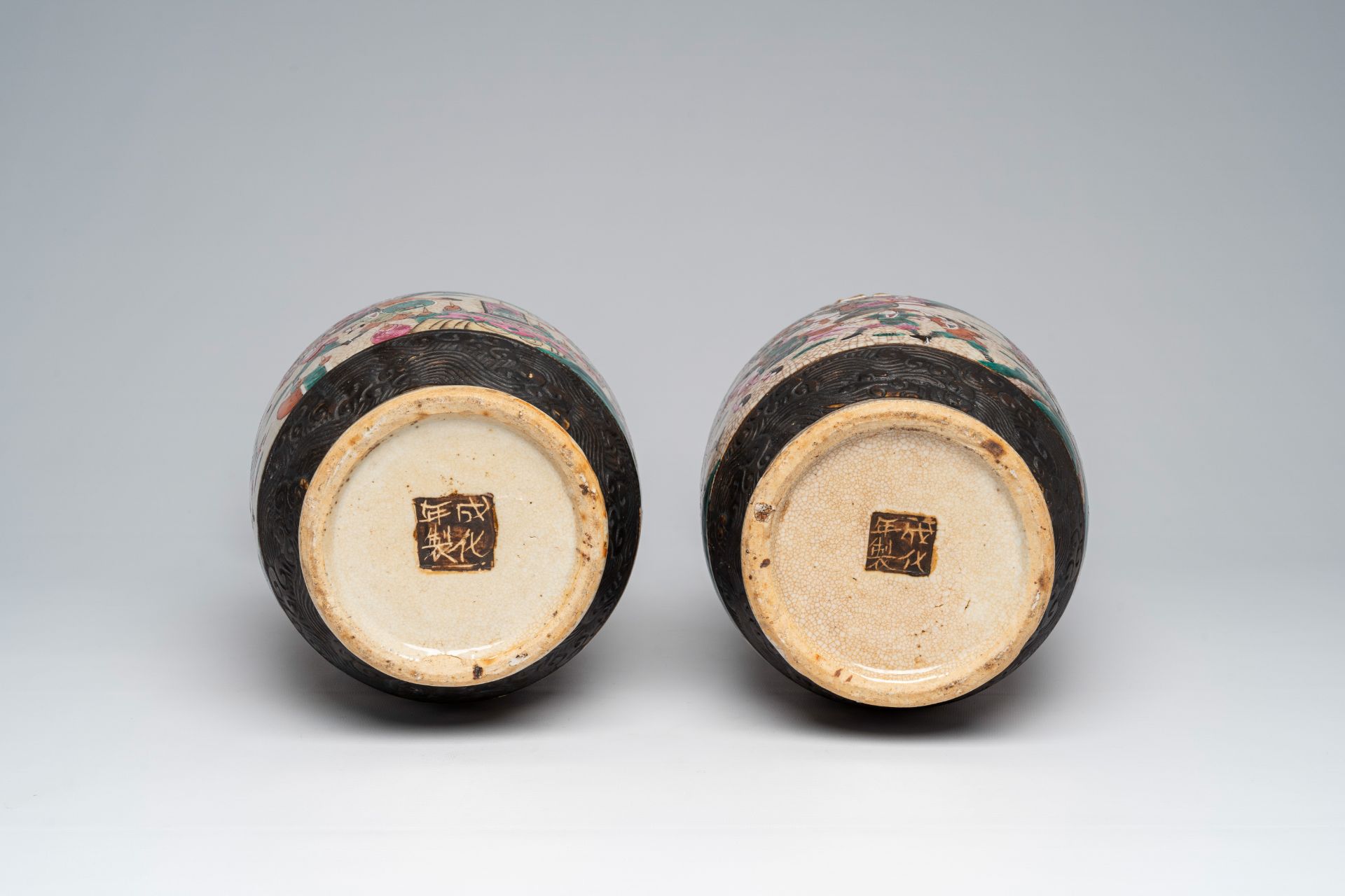 A pair of Chinese Nanking crackle glazed famille rose 'warrior' vases, 19th C. - Image 6 of 6