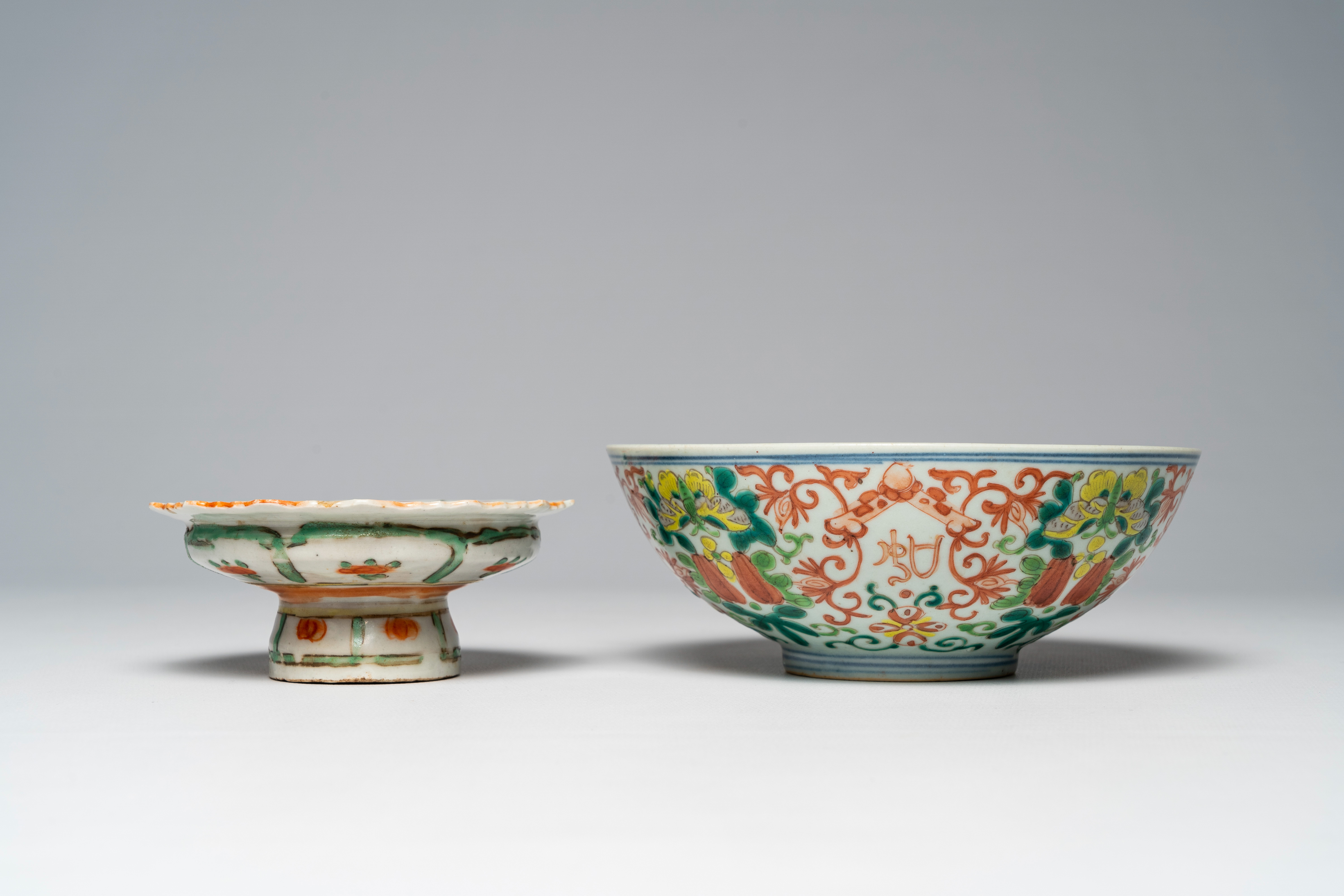 A varied collection of Chinese famille rose and polychrome porcelain, 19th/20th C. - Bild 11 aus 16