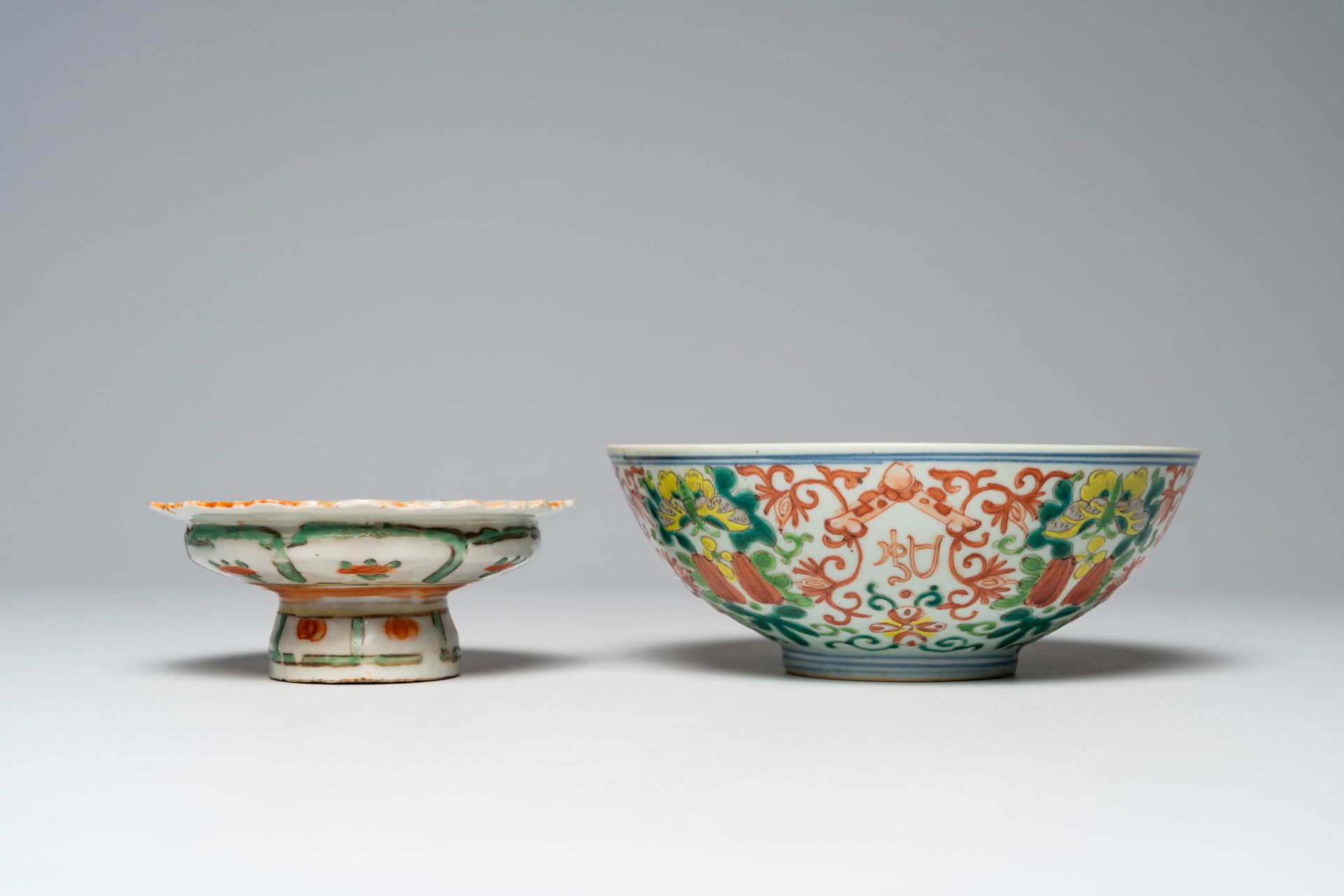 A varied collection of Chinese famille rose and polychrome porcelain, 19th/20th C. - Image 11 of 16
