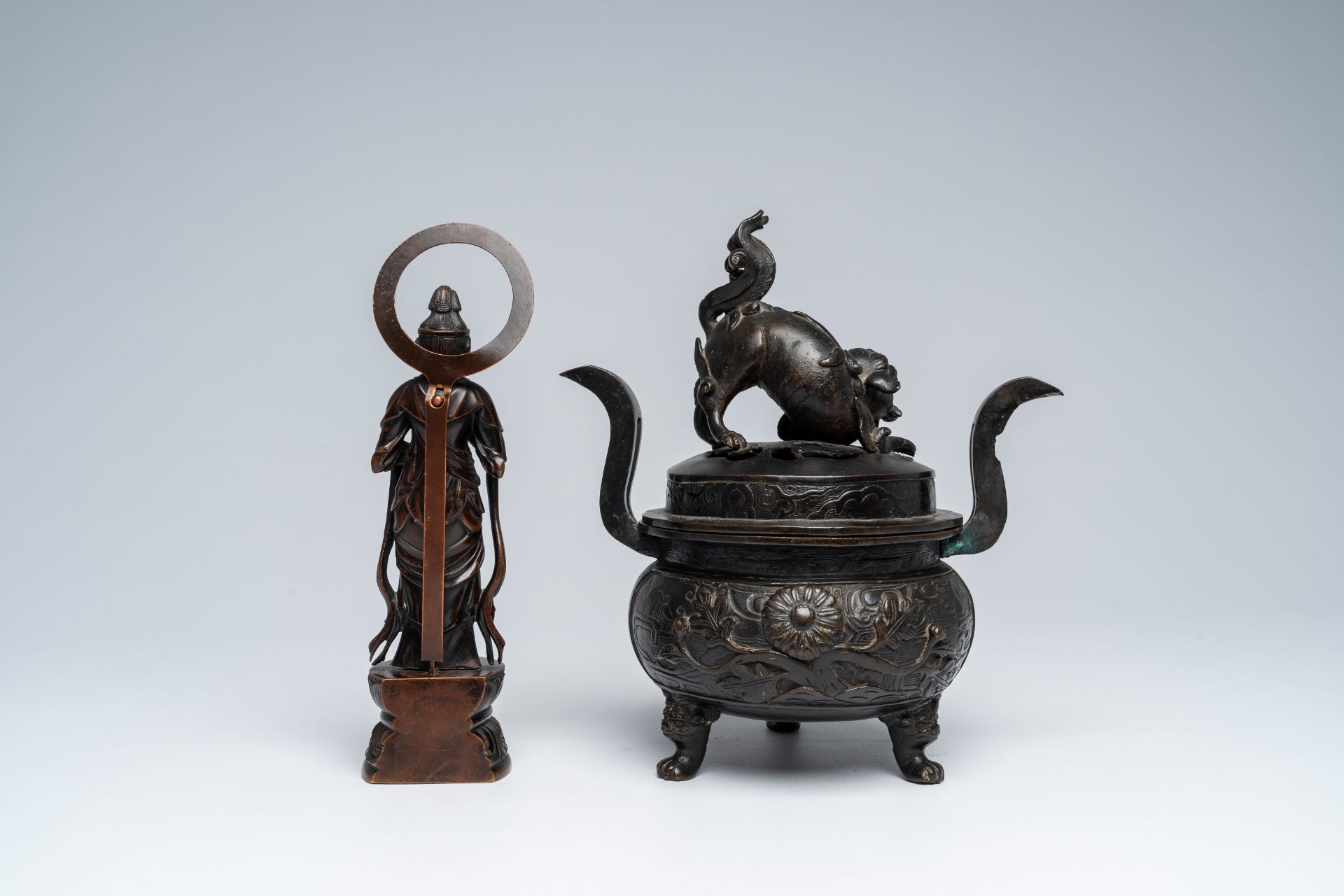 A Japanese bronze Kannon figure and a censer with cover, Edo/Meiji, 18th/19th C. - Image 4 of 9