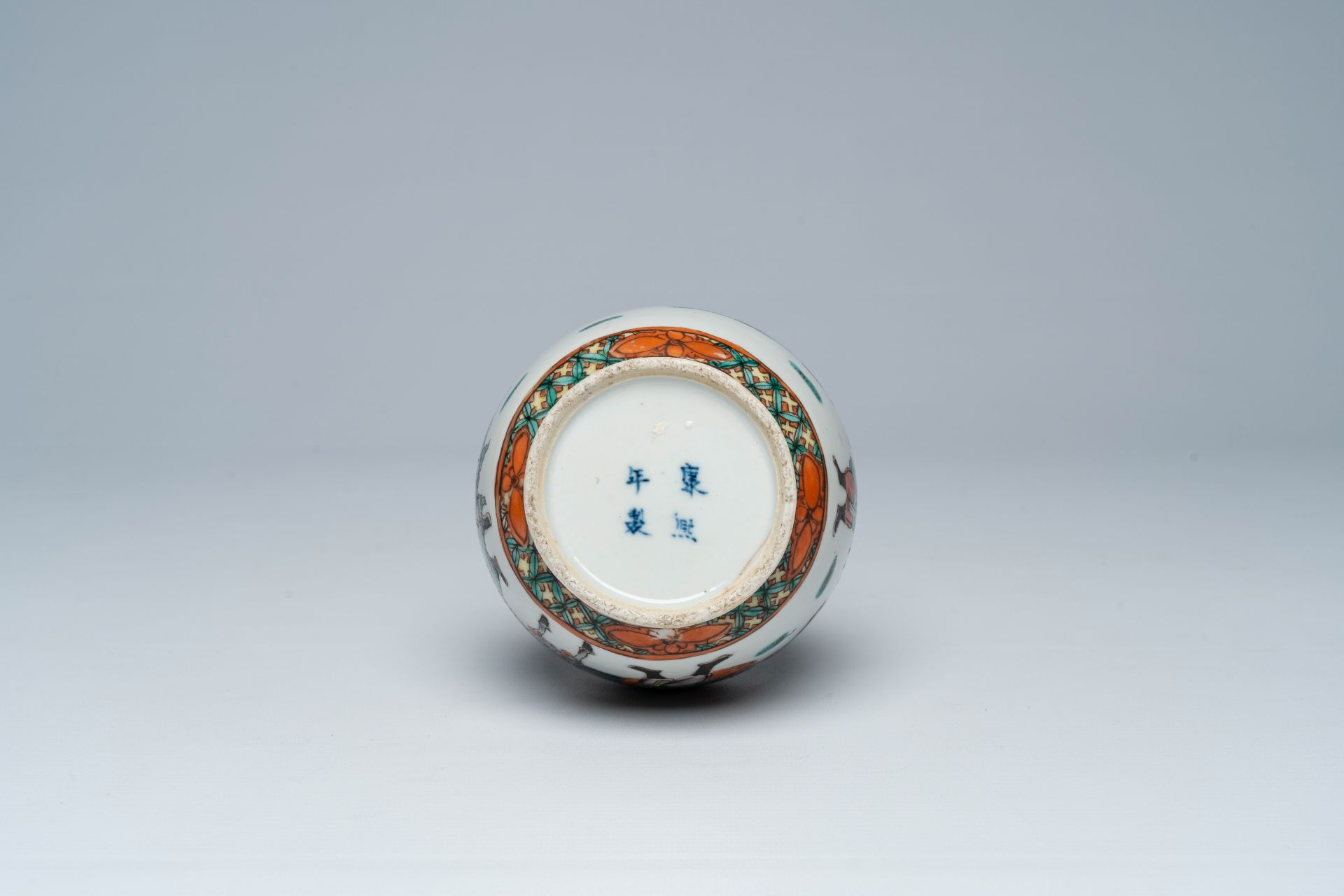 A Chinese famille verte vase with figures in a garden, Kangxi mark, 19th C. - Image 7 of 7