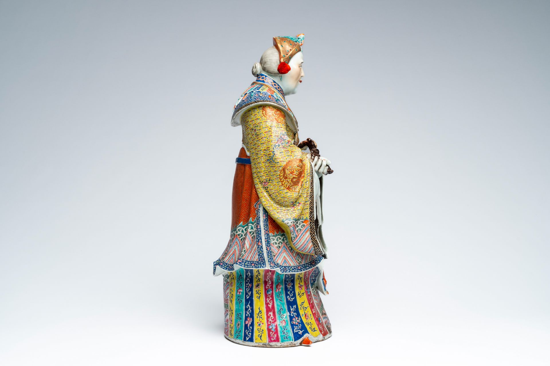 A Chinese famille rose figure of an elder holding a ruyi scepter, Republic, 20th C. - Image 5 of 7