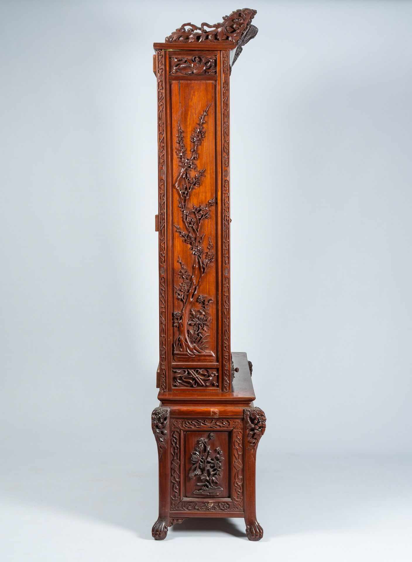 A Chinese or Vietnamese wooden four-door display cabinet with mother-of-pearl inlay, ca. 1900 - Image 15 of 15