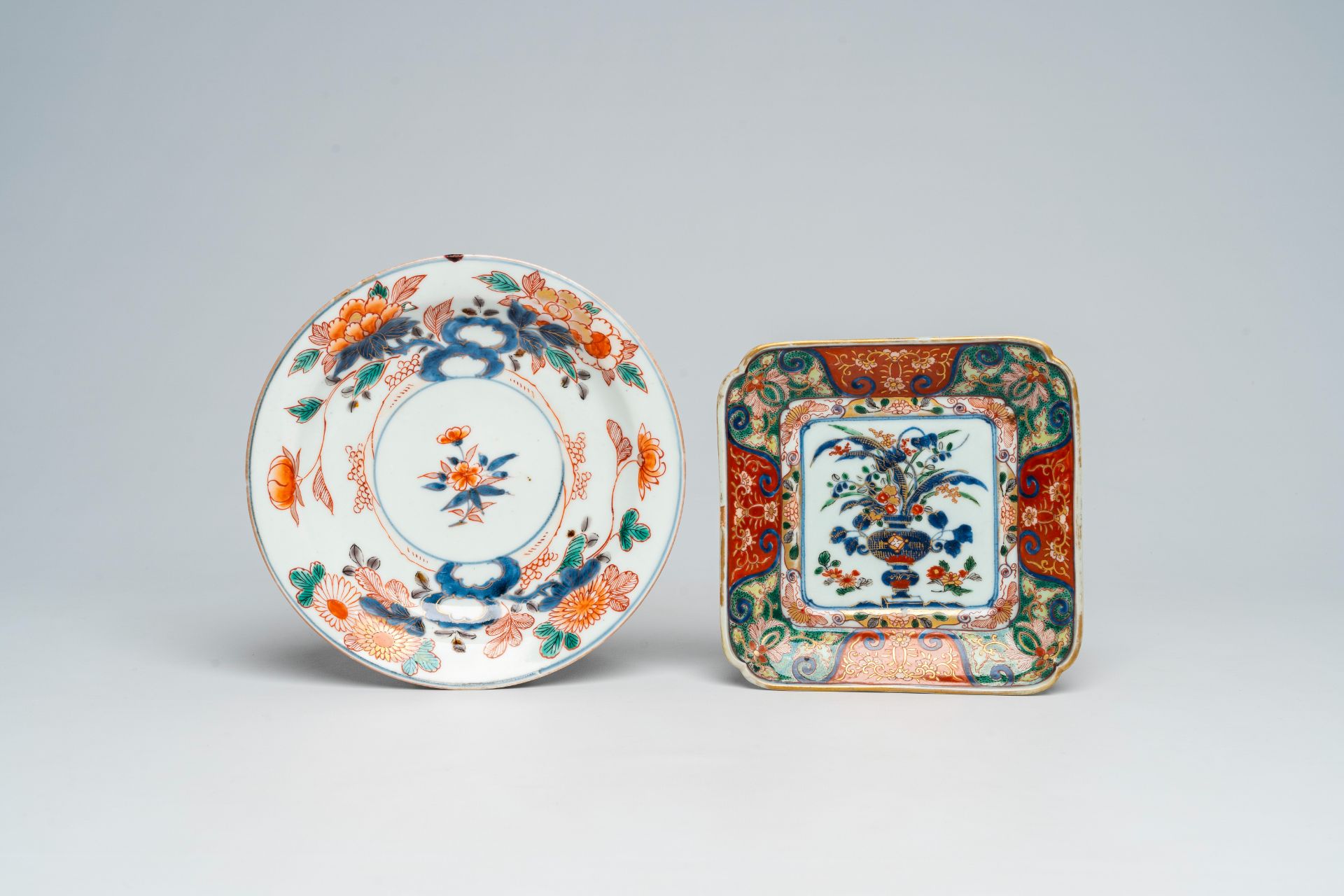 A Japanese Imari bowl and two plates with floral design, Edo/Meiji, 18th/19th C. - Image 2 of 9