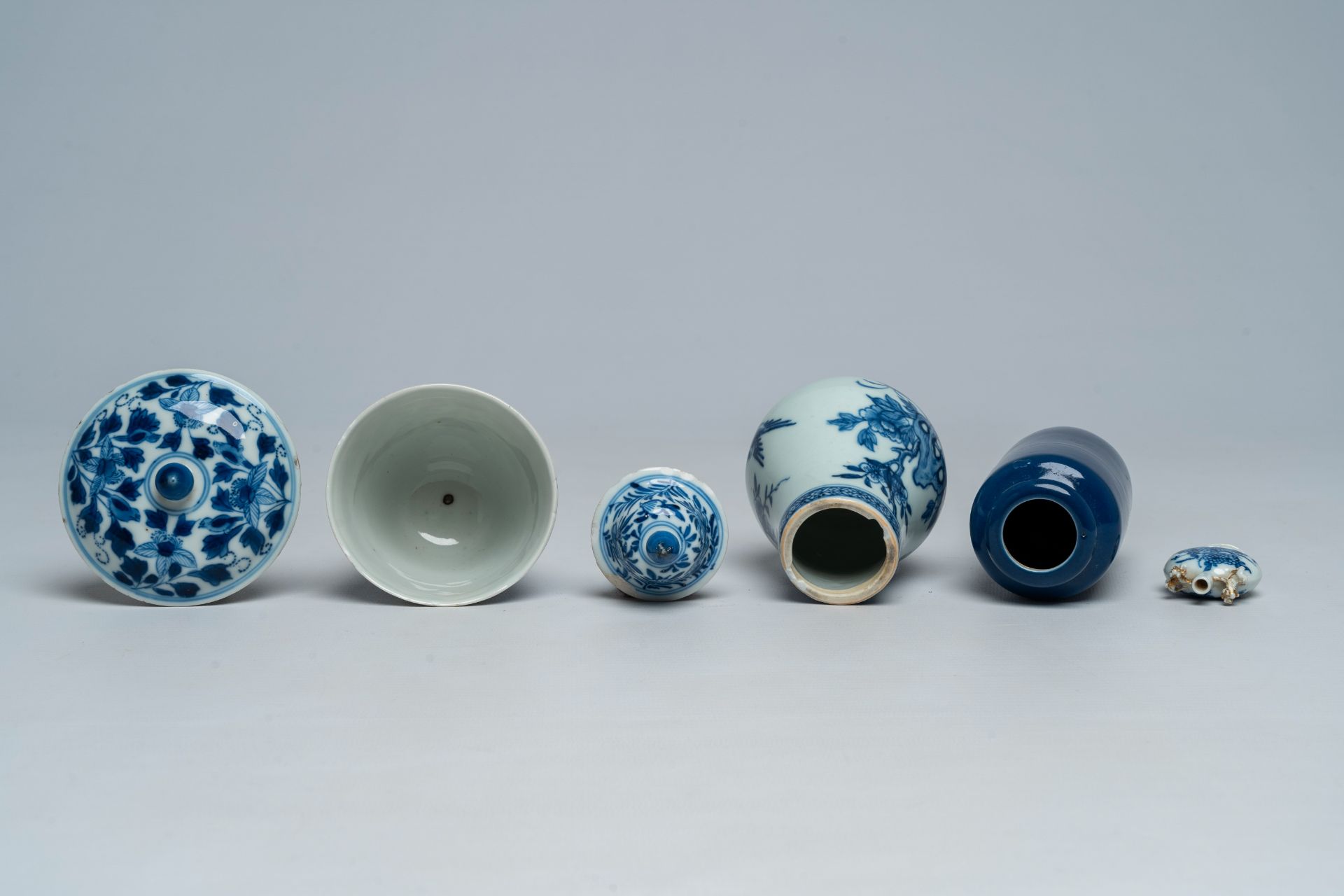 A Chinese blue and white snuff bottle, two covered beakers and a small blue rouleau vase, Kangxi and - Image 6 of 7