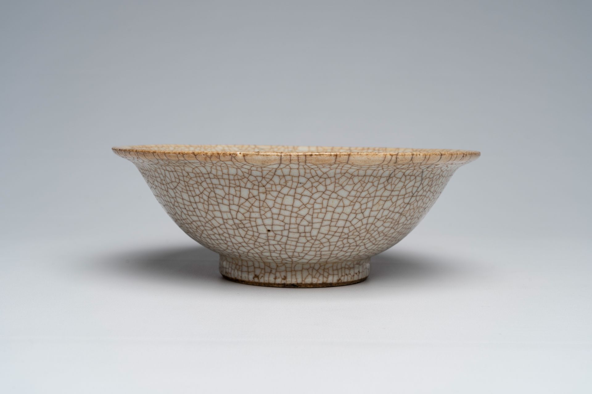 A Chinese 'ge yao' glazed bowl, 19th C. - Image 5 of 7