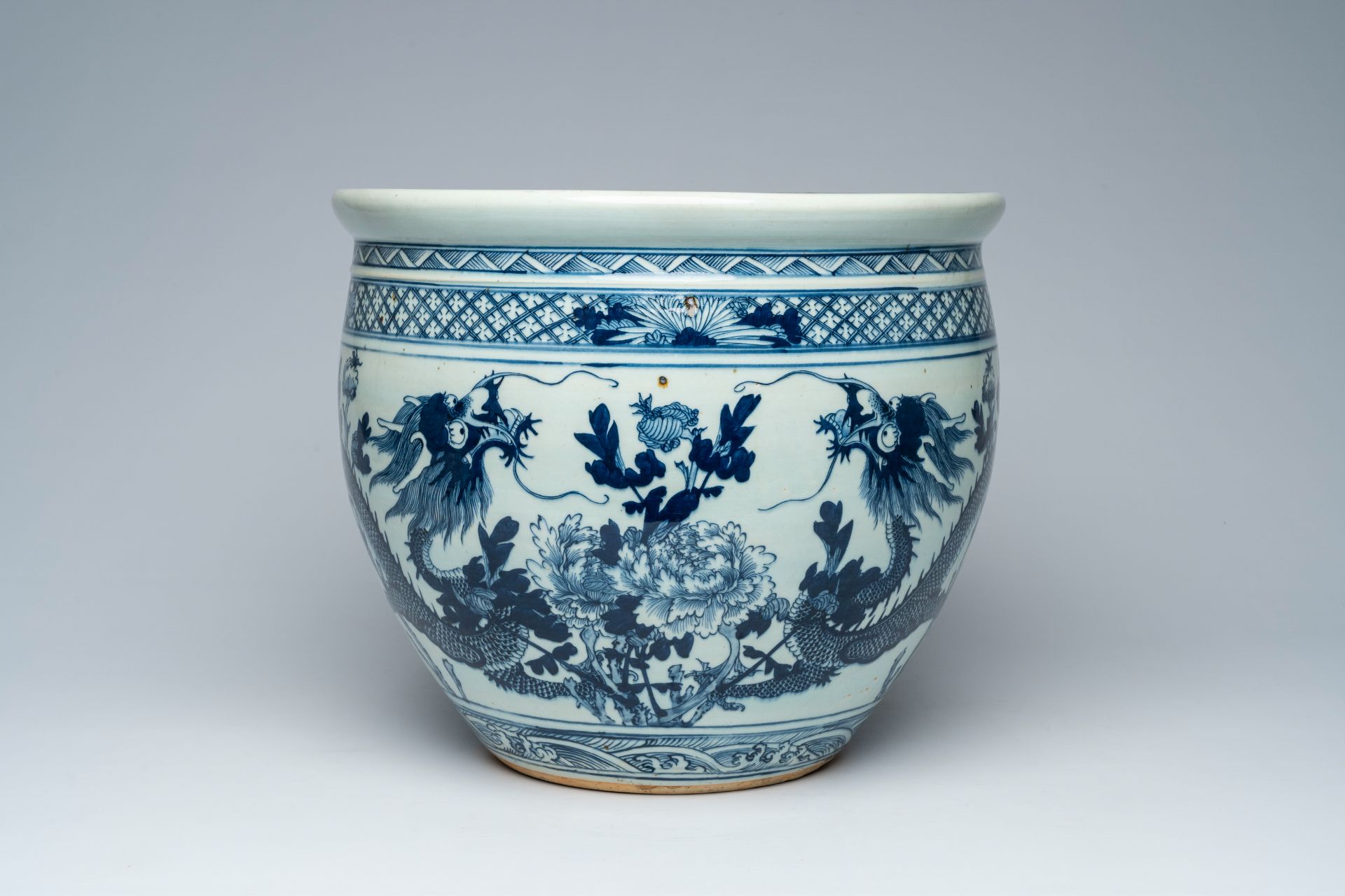 A Chinese blue and white 'dragons' jardiniÃ¨re, 19th C. - Image 2 of 8