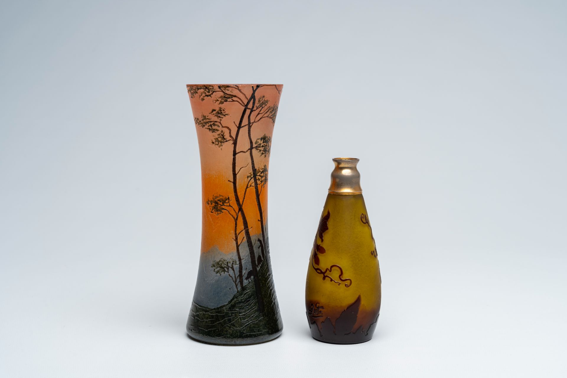 A French Legras acid etched cameo glass vase with an autumn landscape and a GallÃ© cameo glass vase - Bild 3 aus 8