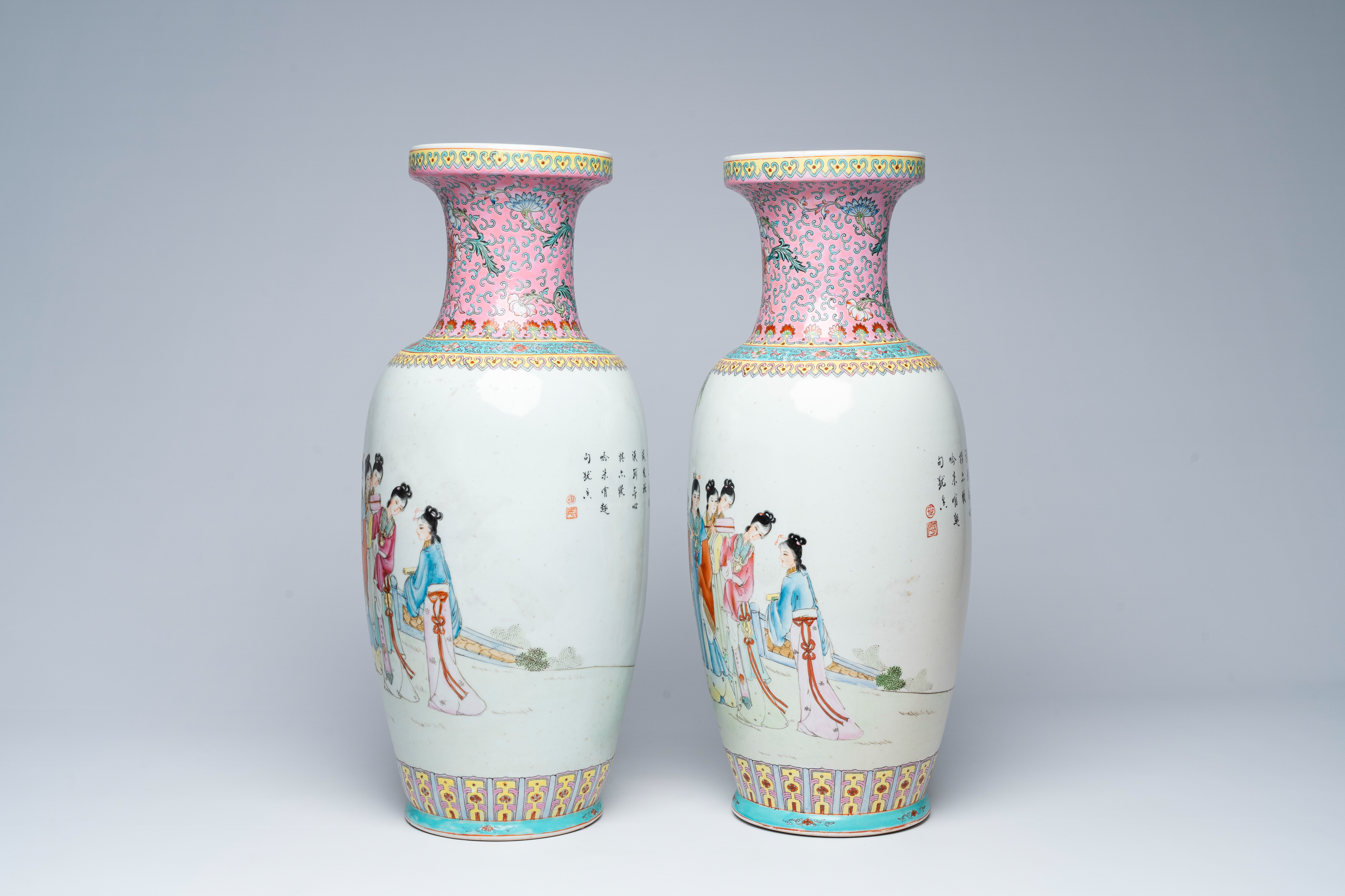 A pair of Chinese famille rose vases with court ladies in a palace garden, 20th C. - Bild 2 aus 6