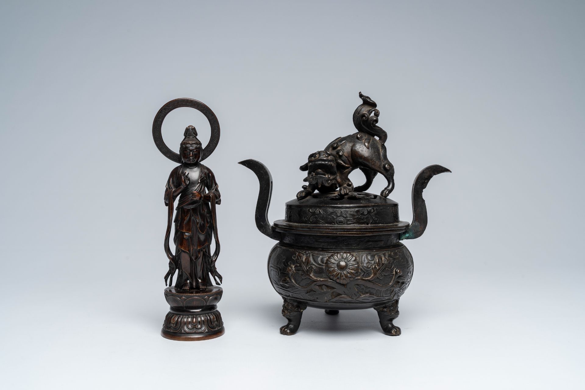 A Japanese bronze Kannon figure and a censer with cover, Edo/Meiji, 18th/19th C. - Image 6 of 9