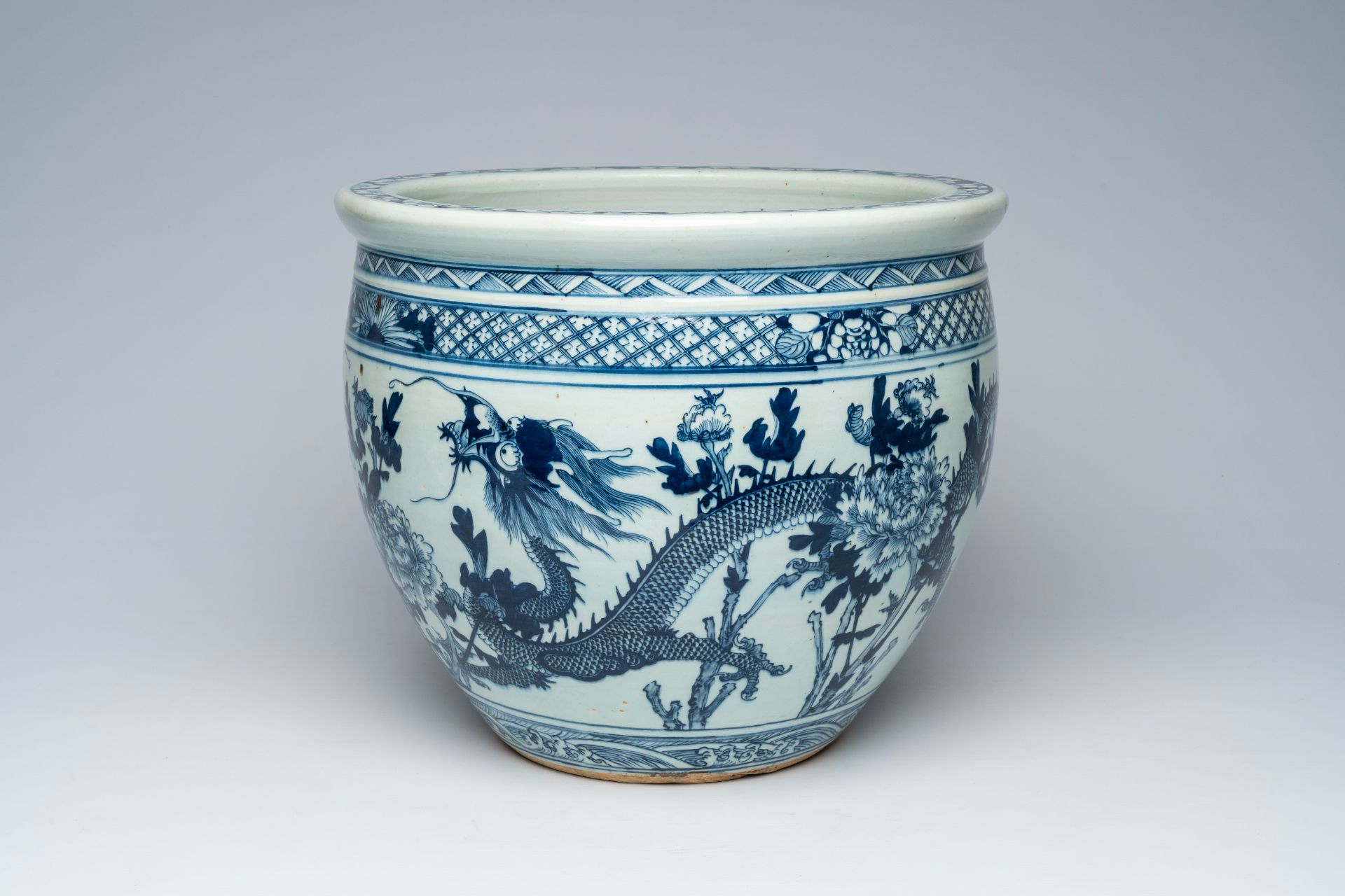 A Chinese blue and white 'dragons' jardiniÃ¨re, 19th C. - Image 8 of 8