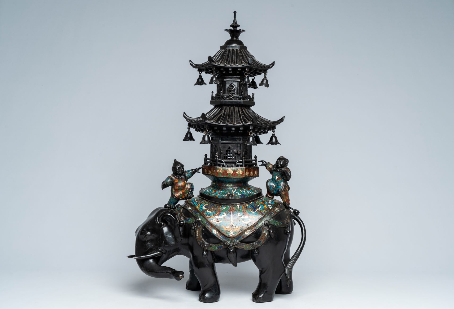 A large Japanese champlevÃ© bronze group with an elephant bearing a pagoda, Edo/Meiji, 19th/20th C. - Image 2 of 11