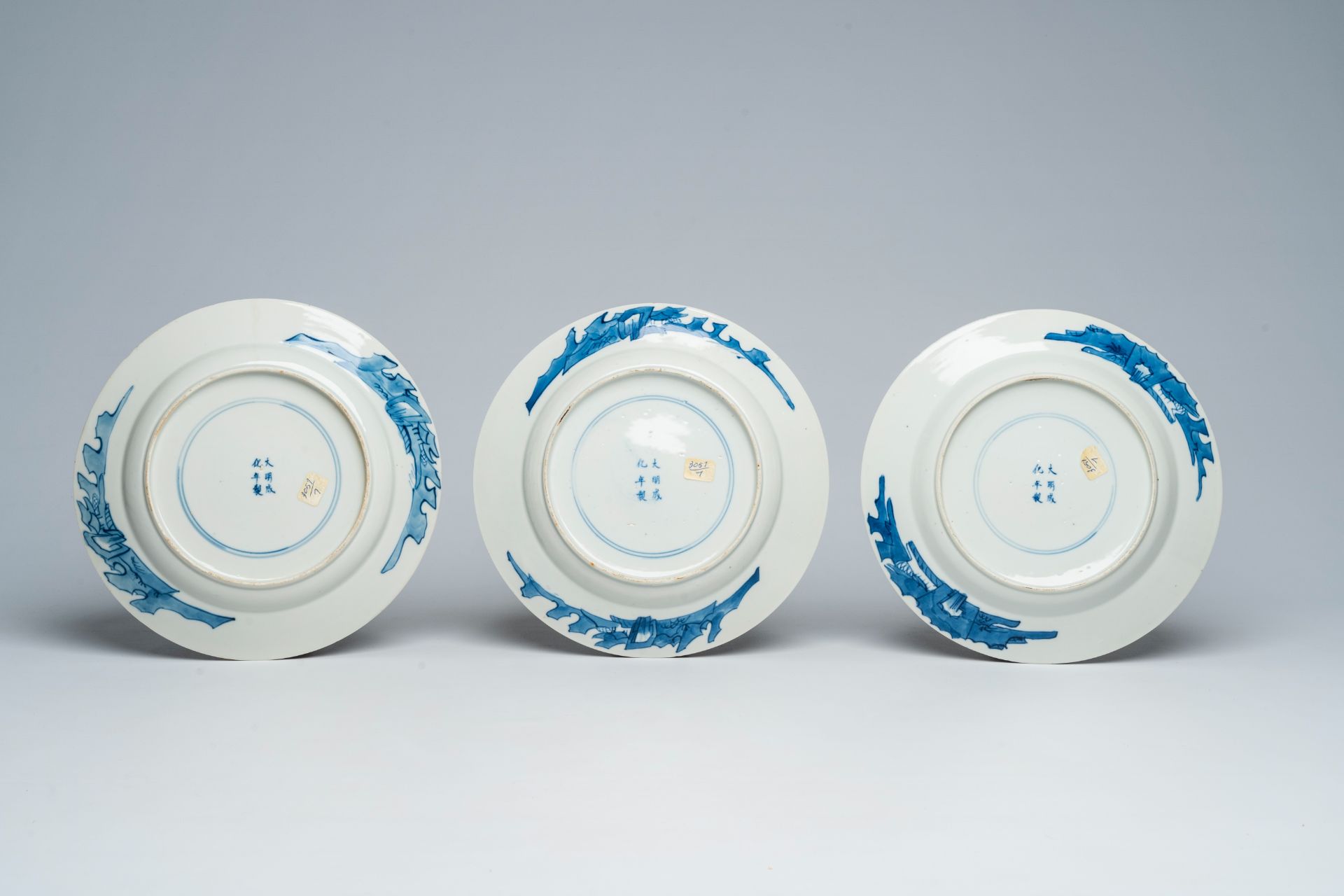 Six Chinese blue and white plates with figures in a palace garden, Chenghua mark, 19th C. - Image 3 of 4