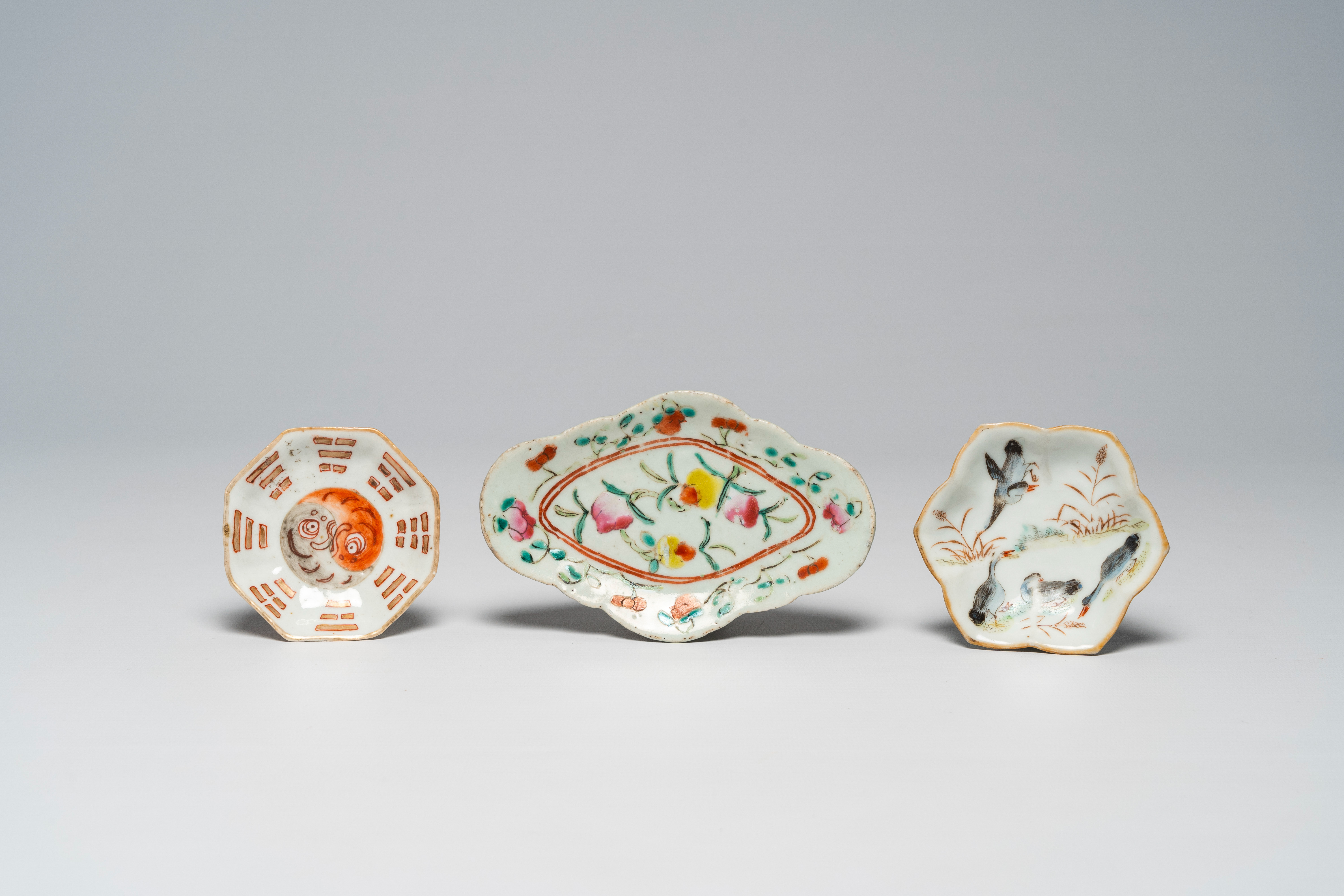 A varied collection of Chinese famille rose and polychrome porcelain, 19th/20th C. - Bild 8 aus 16