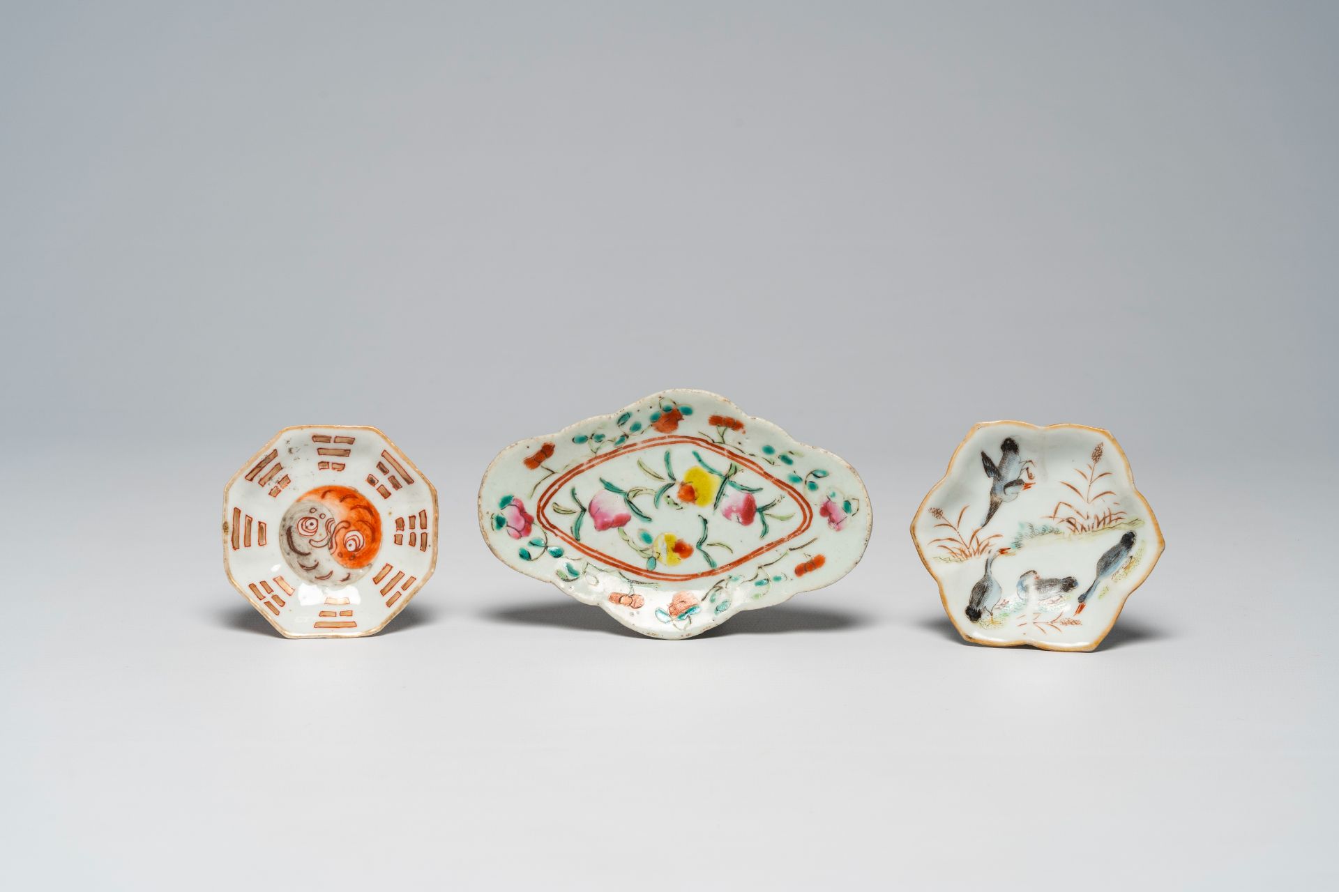 A varied collection of Chinese famille rose and polychrome porcelain, 19th/20th C. - Image 8 of 16