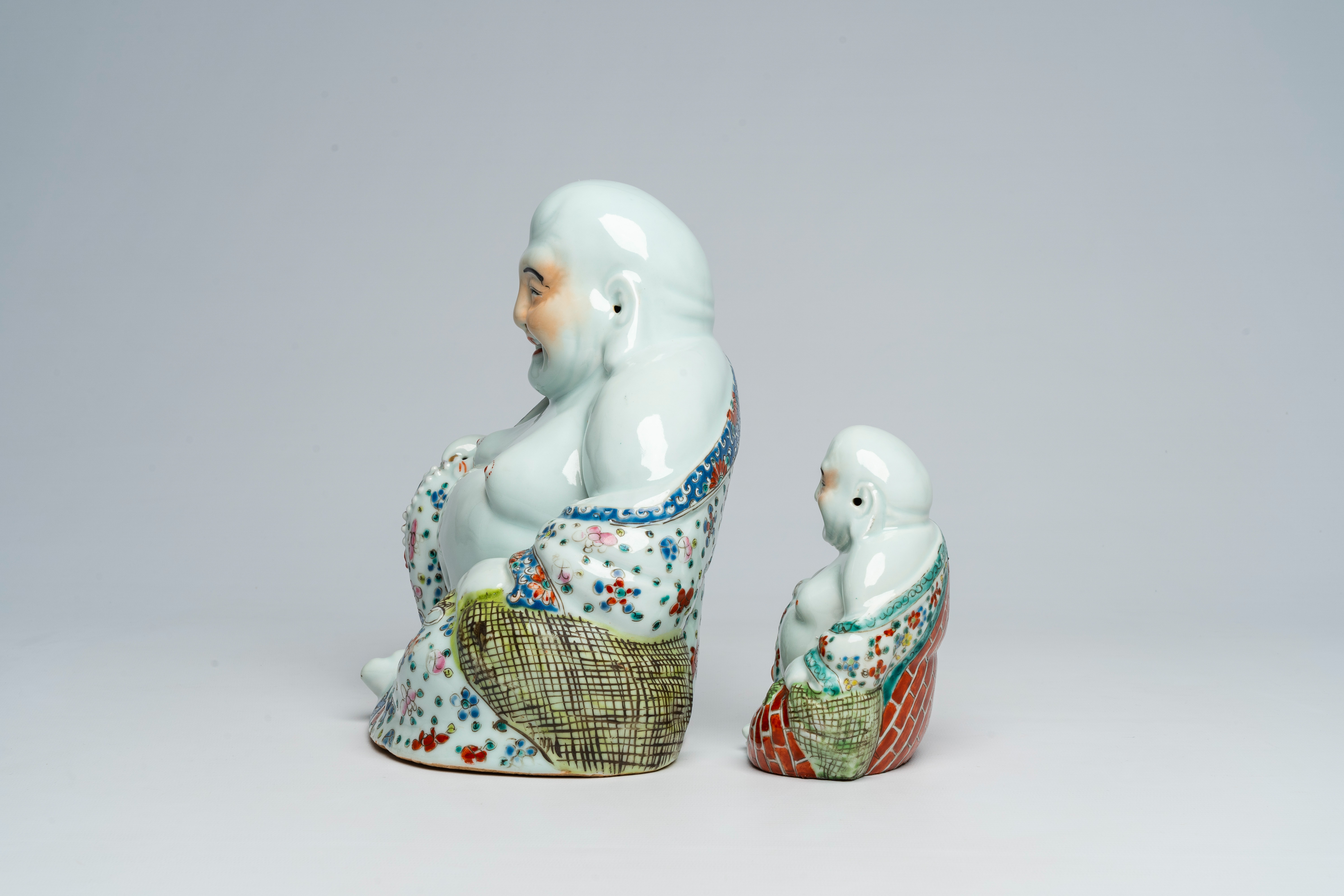 Two Chinese famille rose figures of Buddha, 19th/20th C. - Image 3 of 7