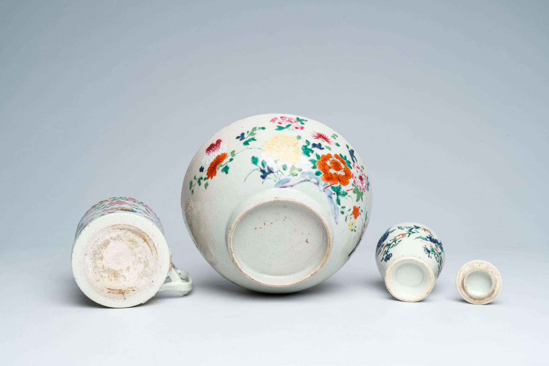 A varied collection of Chinese famille rose and blue and white porcelain, 18th/19th C. - Image 8 of 14