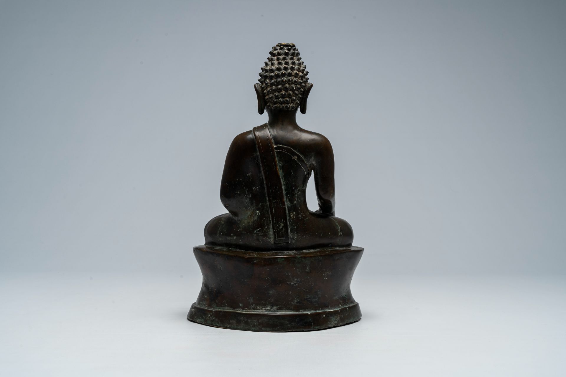 A Thai patinated bronze figure of a seated Buddha, possibly 16th C. - Image 4 of 7