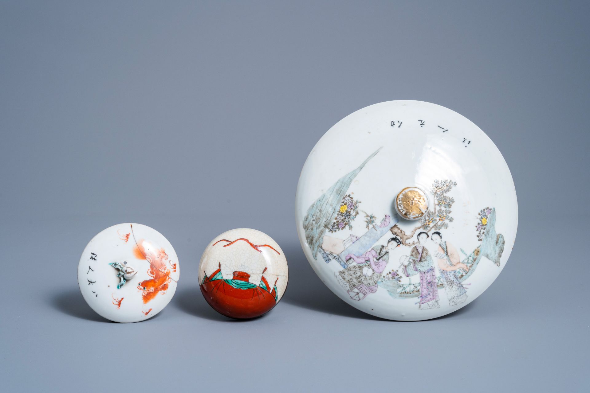 A varied collection of Chinese polychrome porcelain, 19th/20th C. - Image 8 of 9