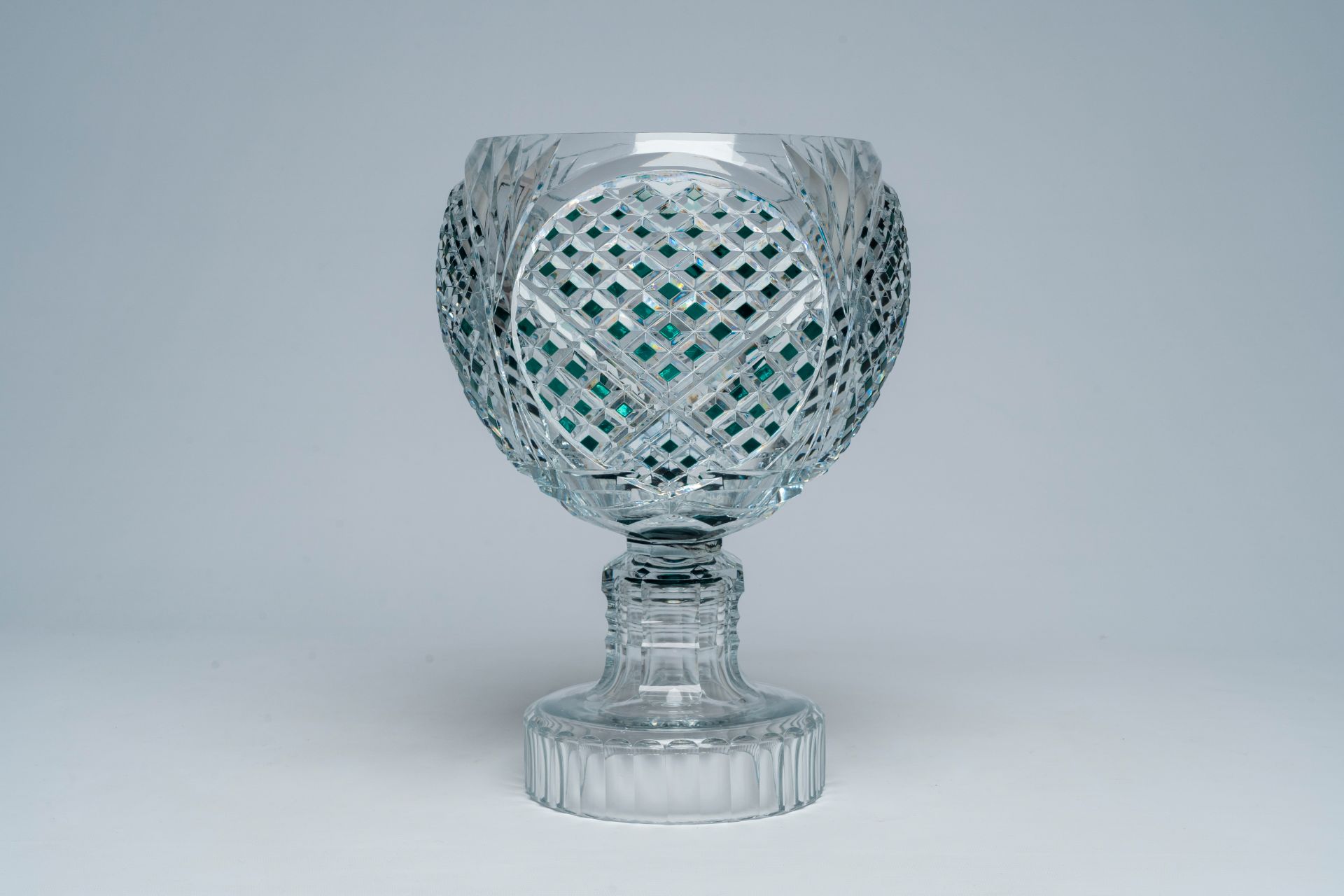 A green overlay crystal cut 'Zorba' bowl on foot, Val Saint Lambert, 20th C. - Bild 2 aus 7