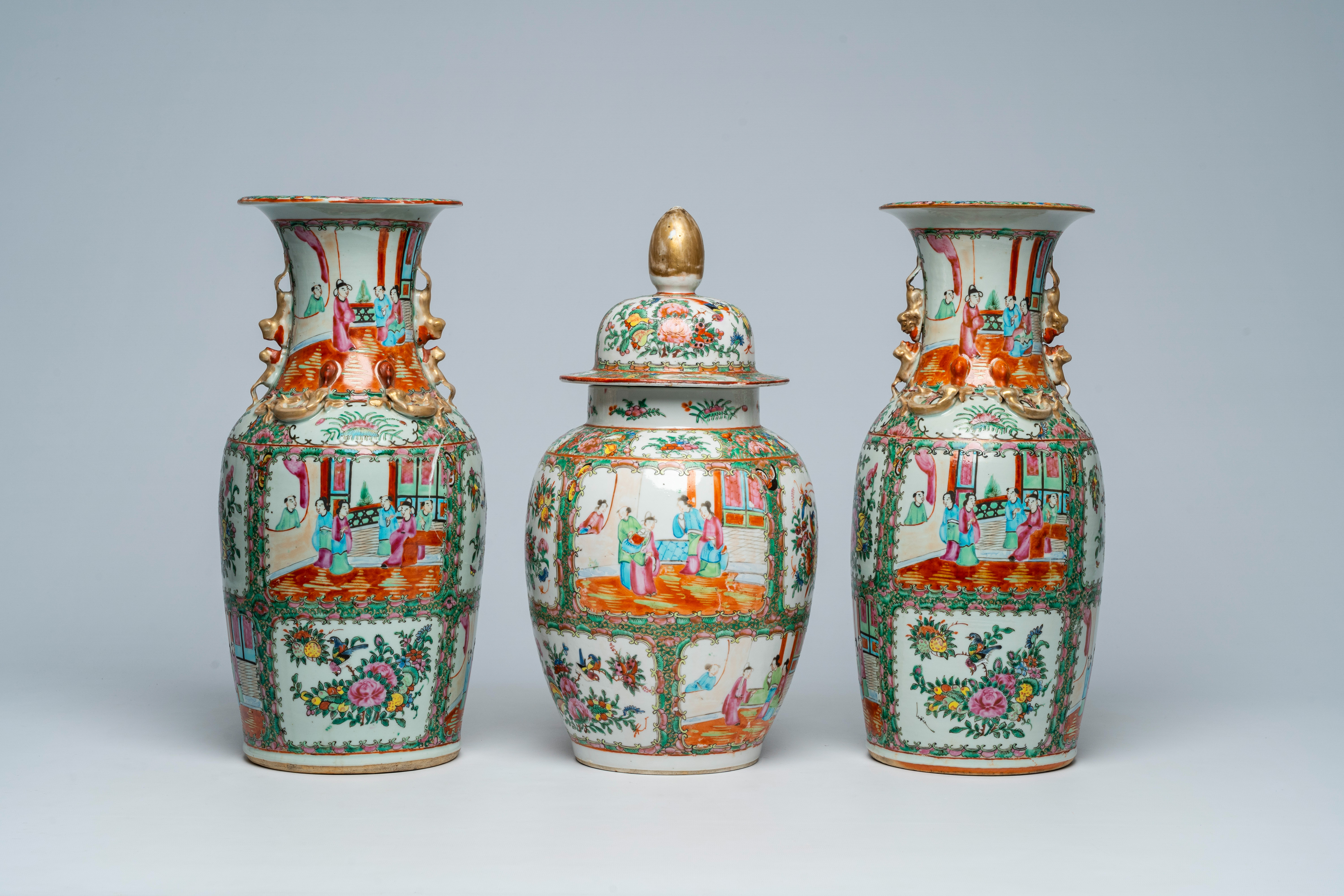 Three Chinese Canton famille rose vases with palace scenes and floral design, 19th C. - Bild 3 aus 6