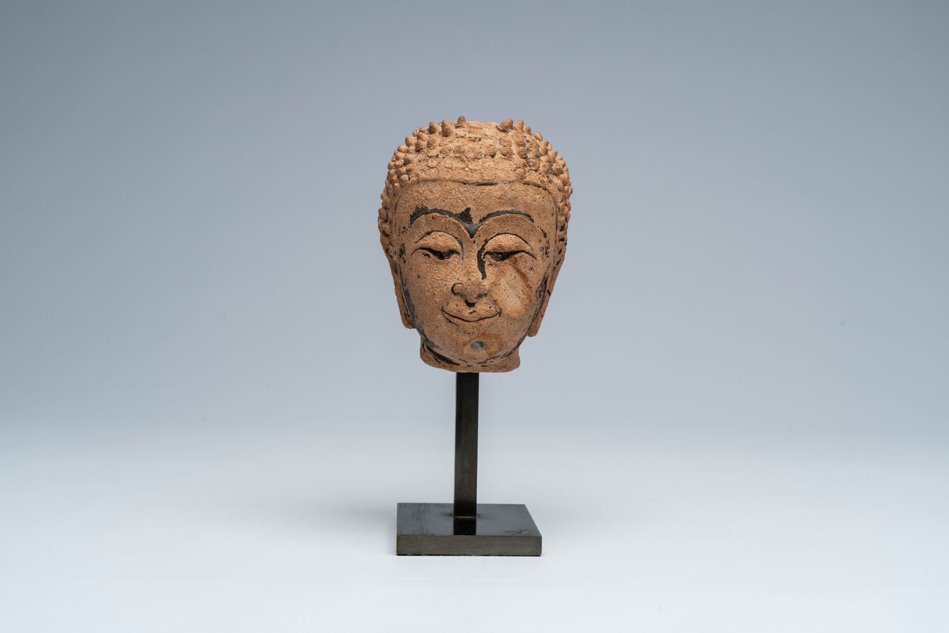 A Thai black ink-heightened pottery head of Buddha, probably Ayutthaya, 16th/17th C. - Image 2 of 8