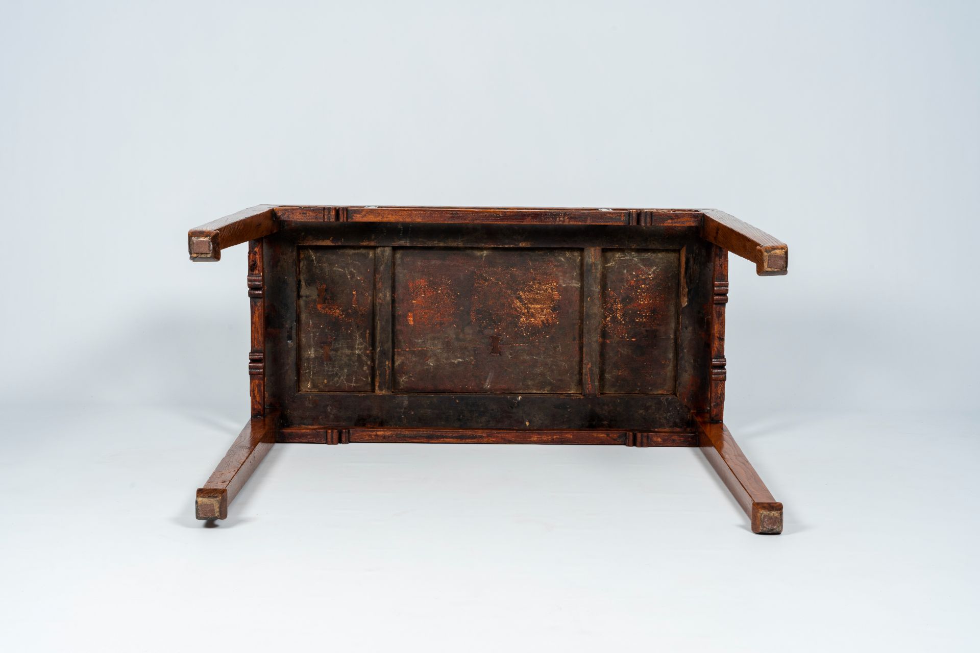 A Chinese wood side table with stylized dragon heads, 19th/20th C. - Image 8 of 8