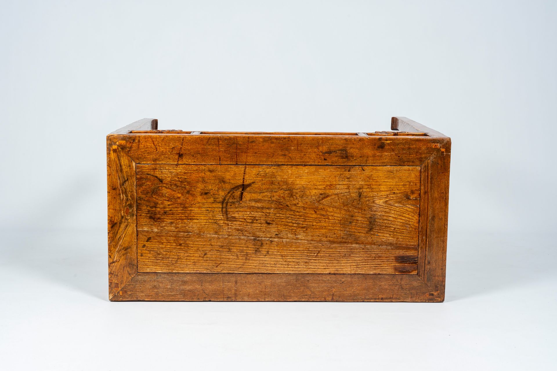 A Chinese wood side table with stylized dragon heads, 19th/20th C. - Image 7 of 8