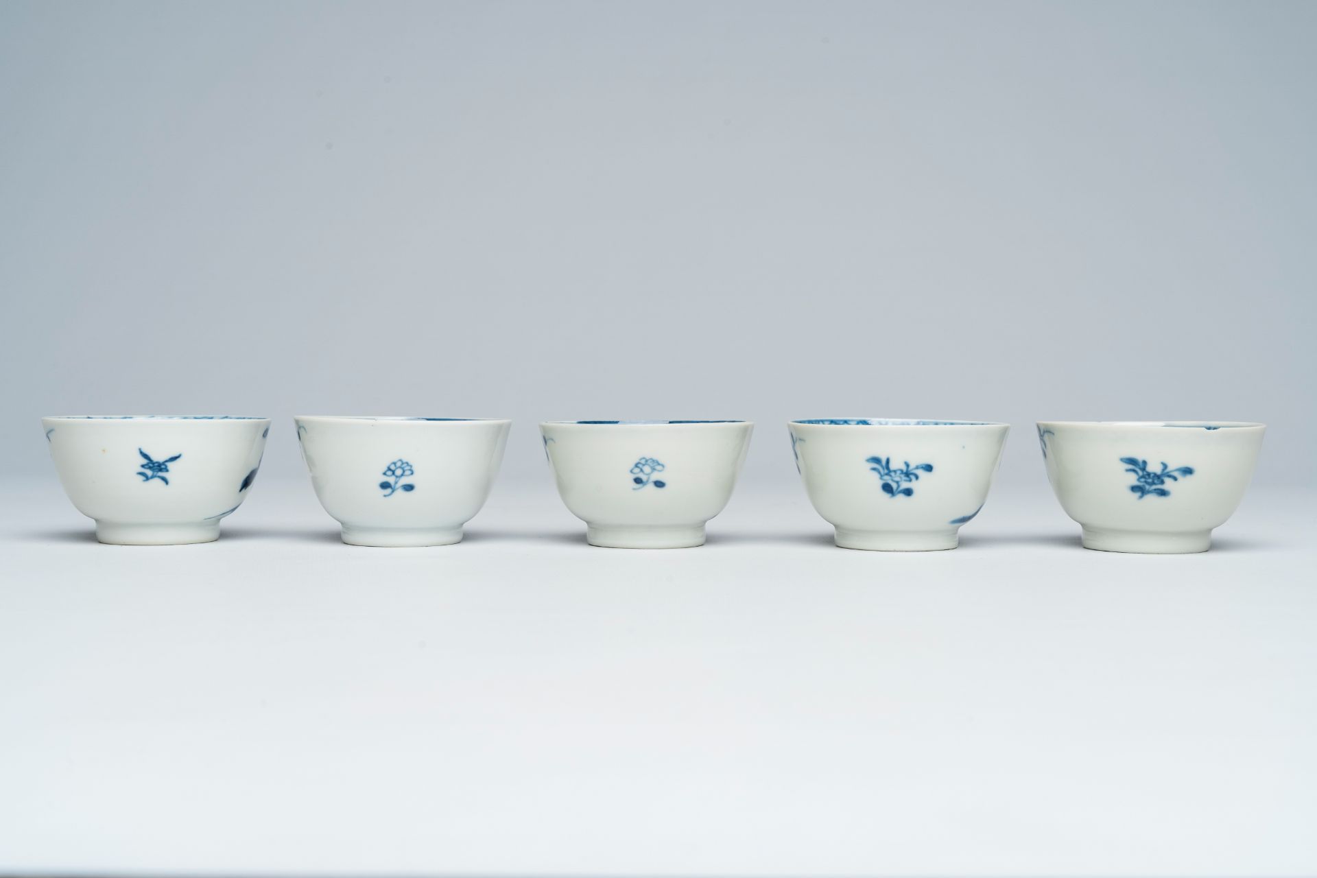 A varied collection of Chinese blue and white cups and saucers, 18th/19th C. - Bild 8 aus 11
