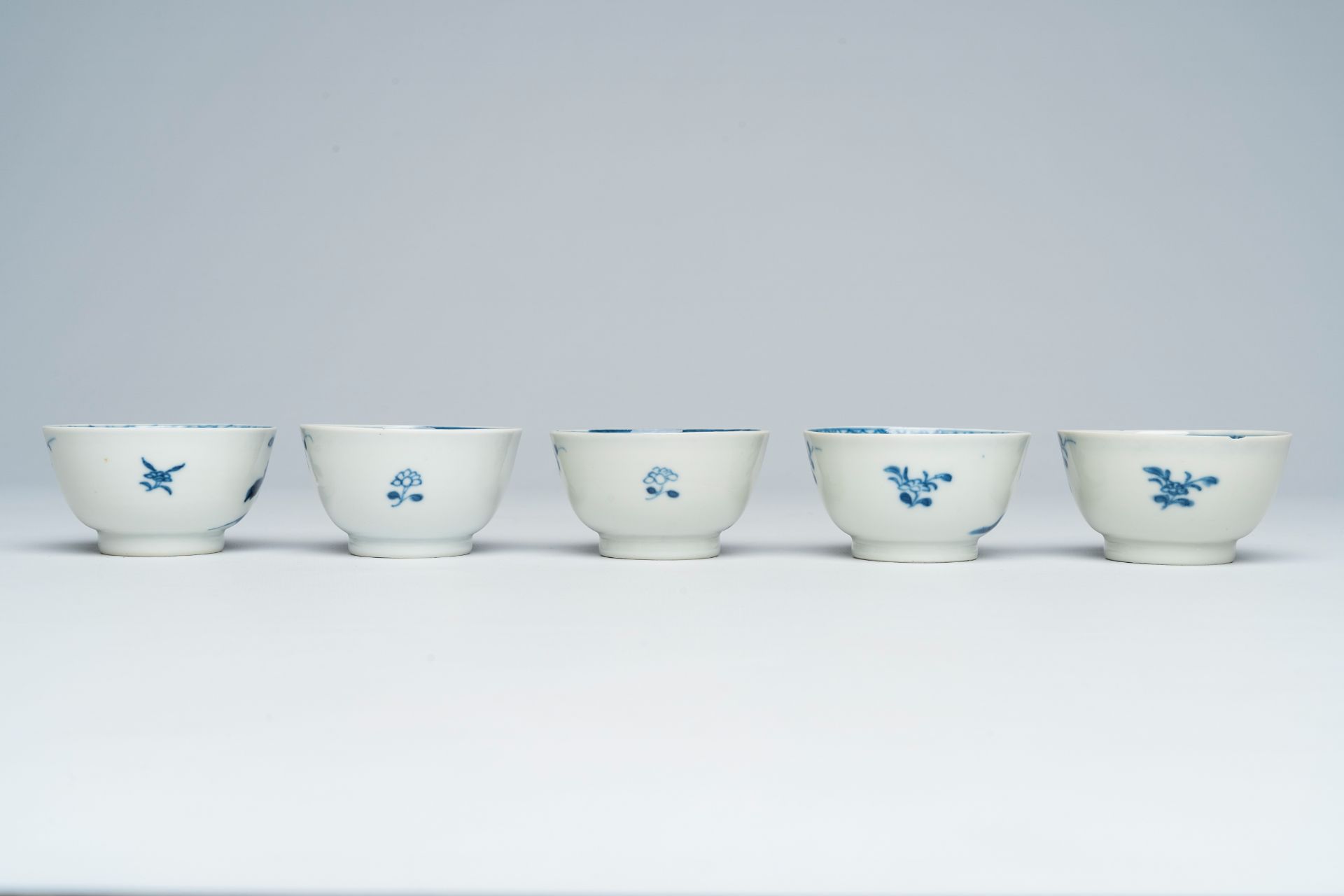 A varied collection of Chinese blue and white cups and saucers, 18th/19th C. - Image 8 of 11