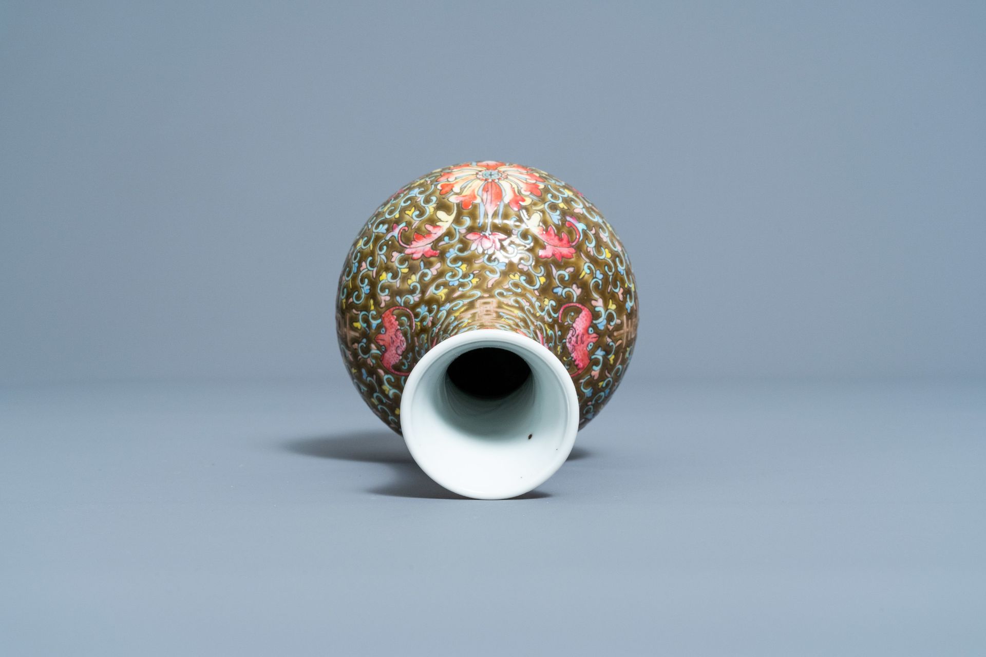 A Chinese famille rose brown ground vase with floral design, 'Happiness' mark, 19th/20th C. - Image 5 of 6