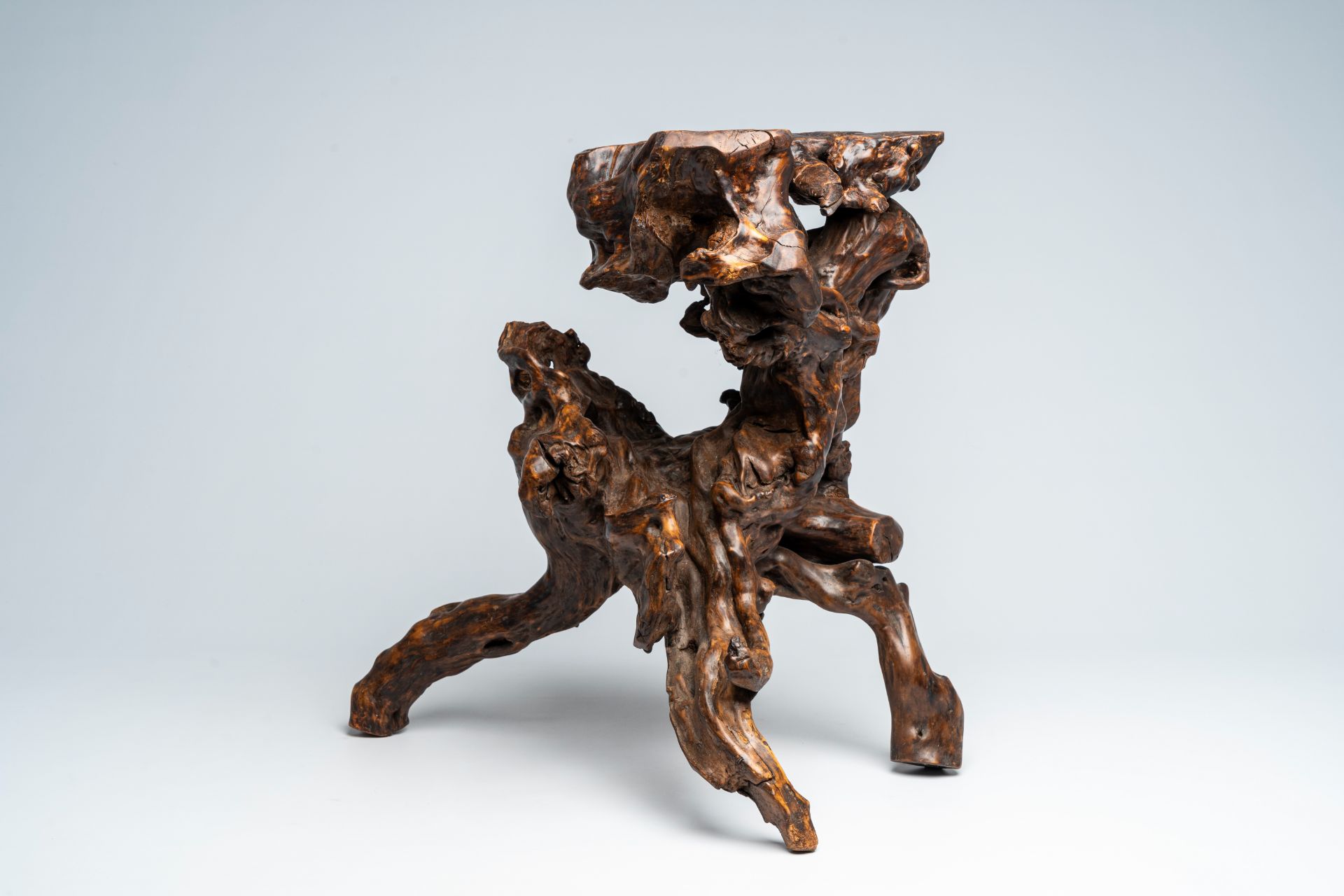 A Chinese rootwood pedestal, 19th/20th C. - Image 10 of 10