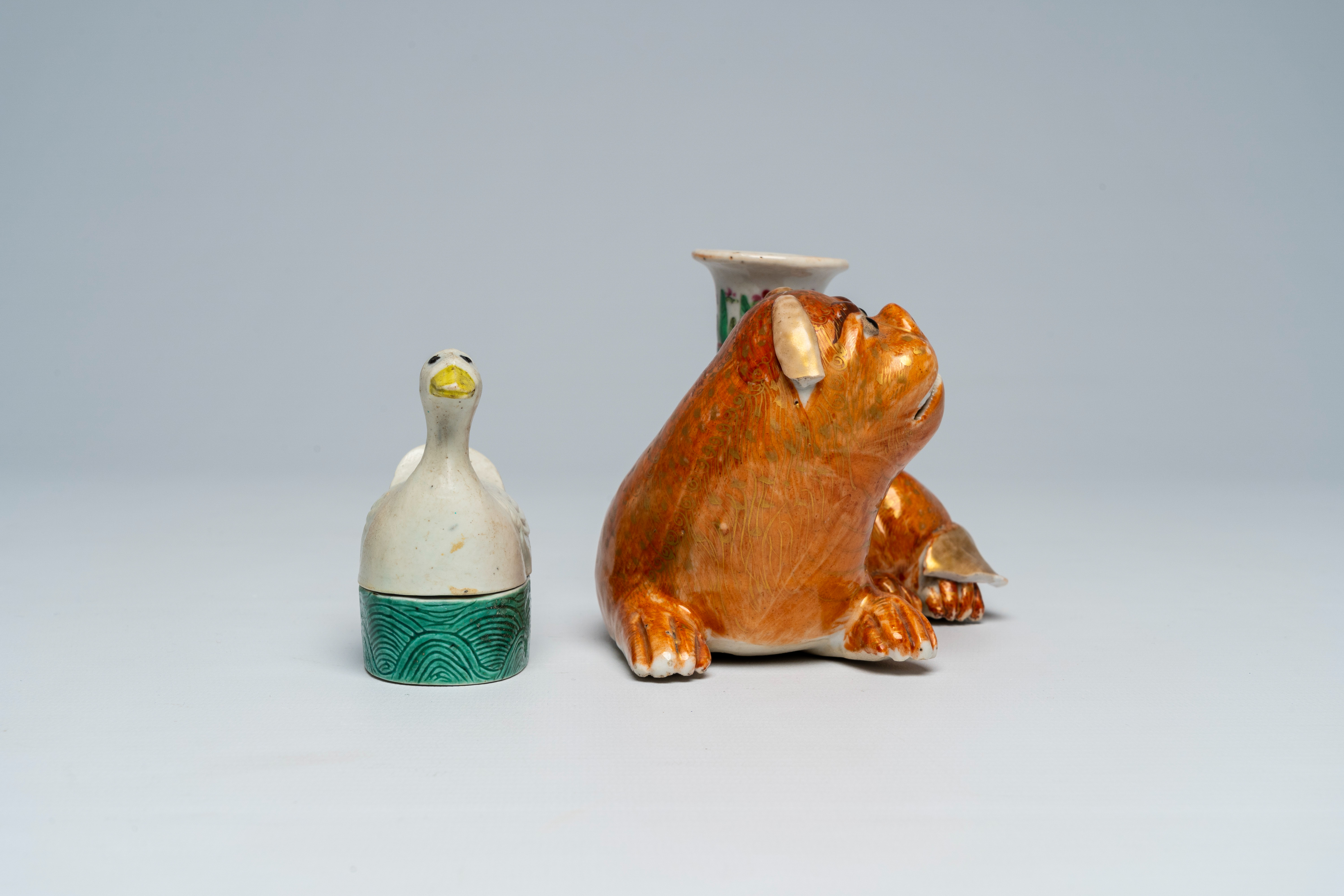 A Chinese Canton famille rose dog-shaped candlestick and a goose-shaped box and cover, 19th/20th C. - Bild 5 aus 7