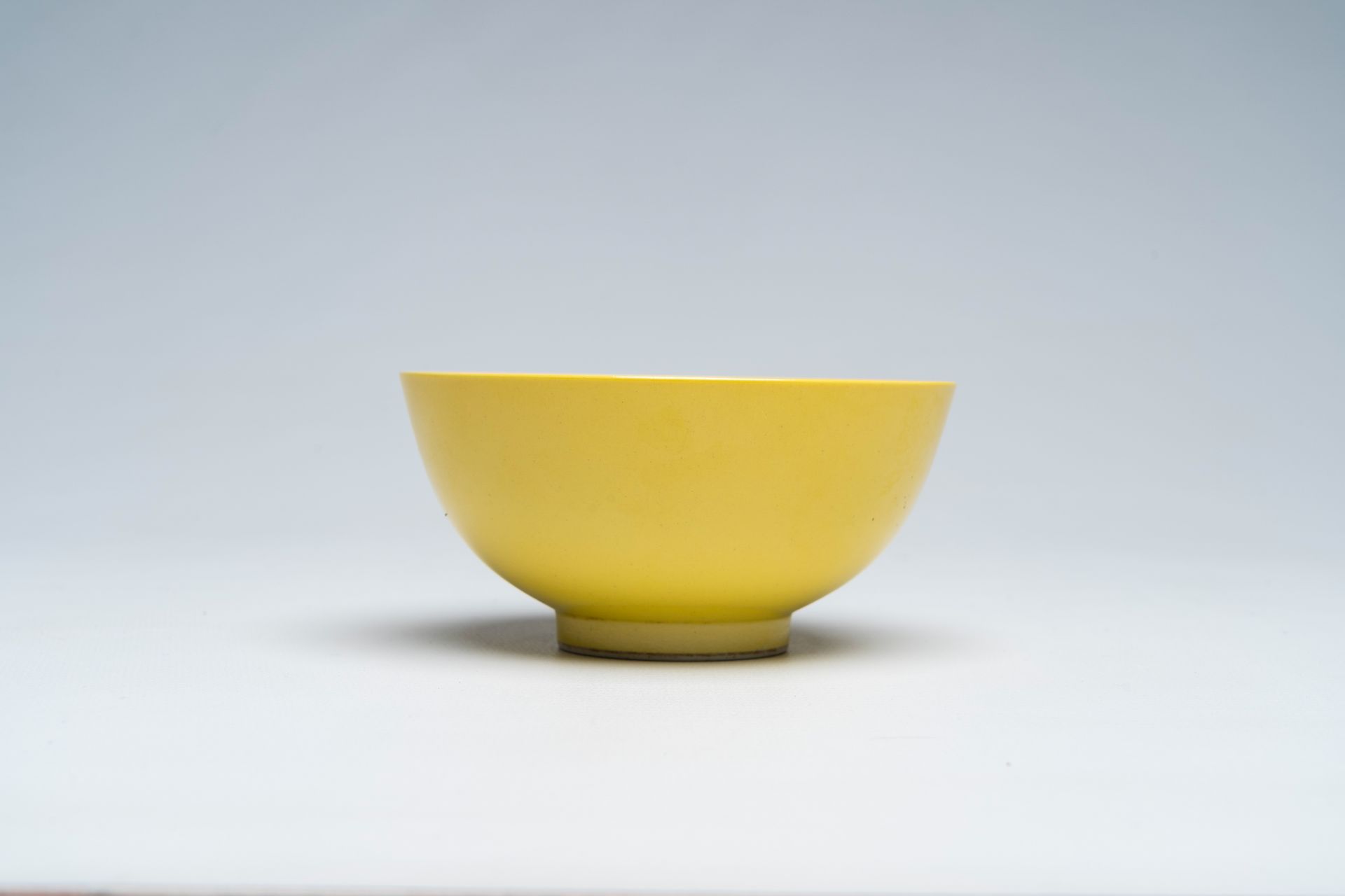 A Chinese monochrome yellow bowl, Qianlong mark, 19th/20th C. - Image 4 of 7