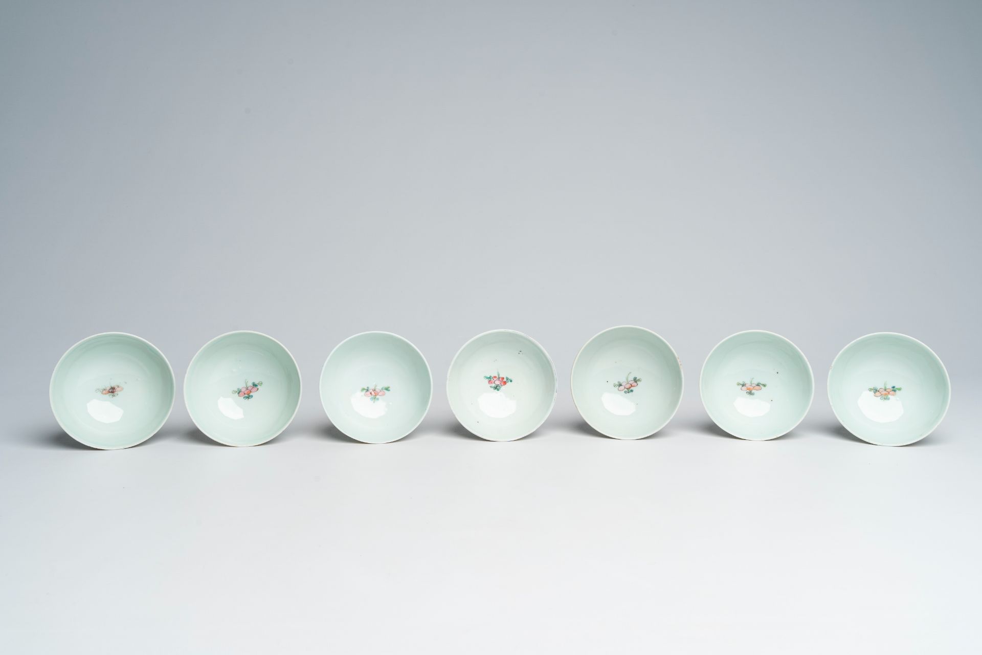 A varied collection of Chinese qianjiang cai and famille rose bowls with floral design and figures i - Image 5 of 14