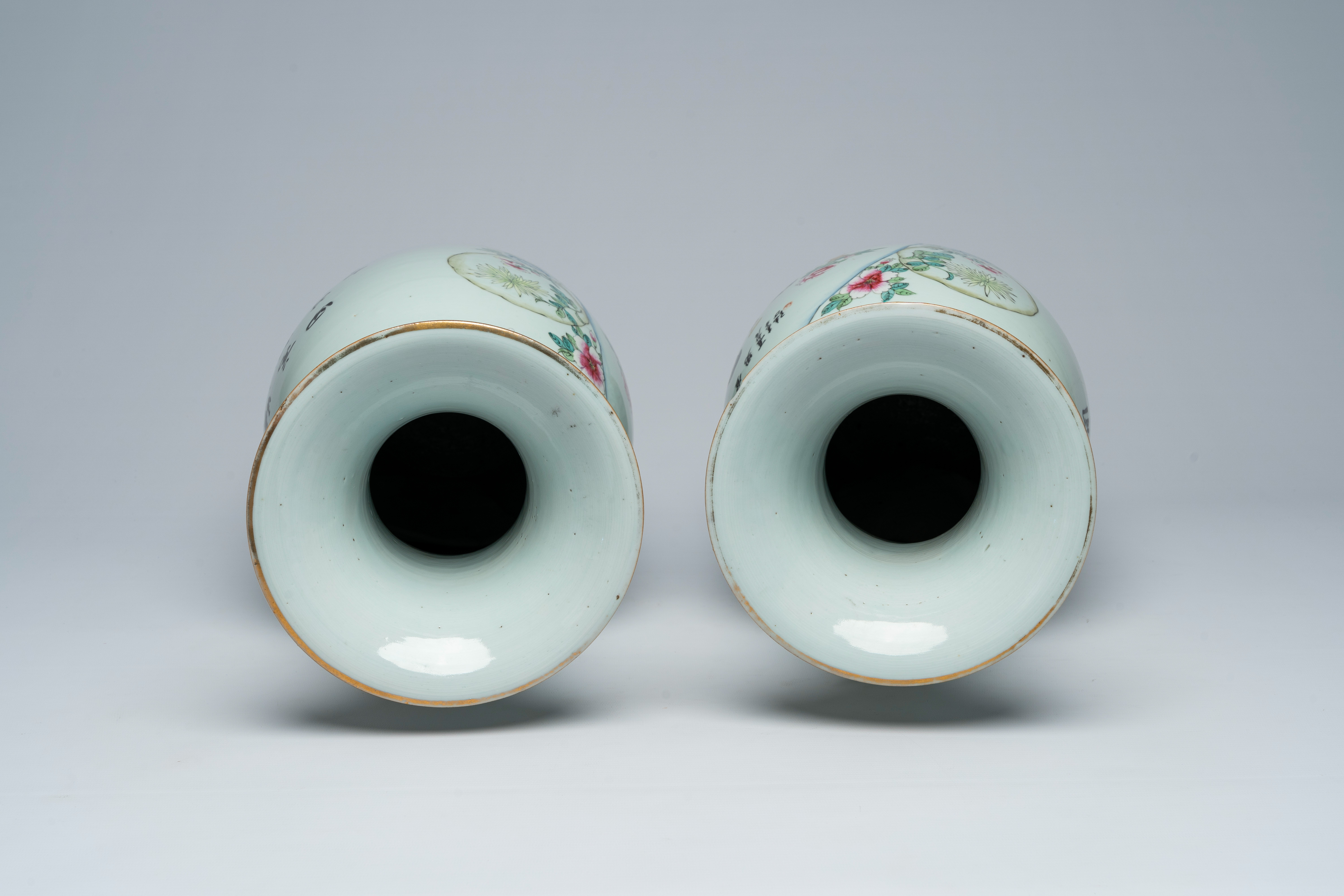 A pair of Chinese famille rose vases with court ladies and playing children, 19th/20th C. - Image 5 of 6